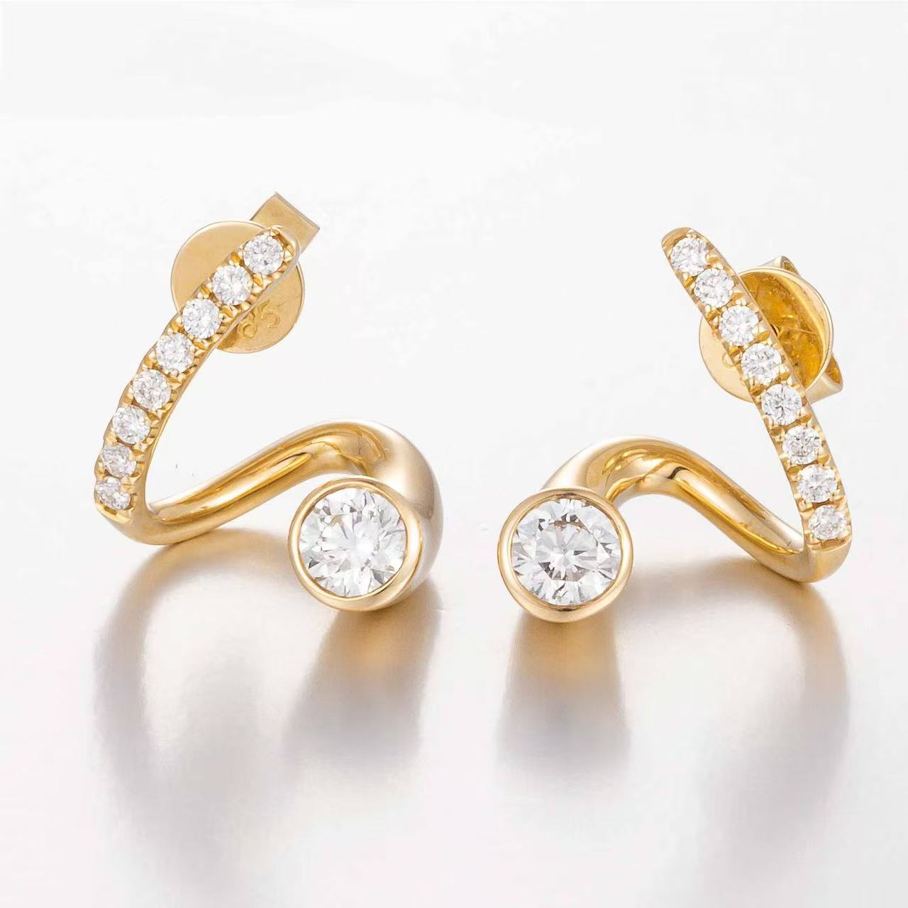 14K Yellow Gold Twist Curve Diamond Earrings (0.5ct/p Main Stone)