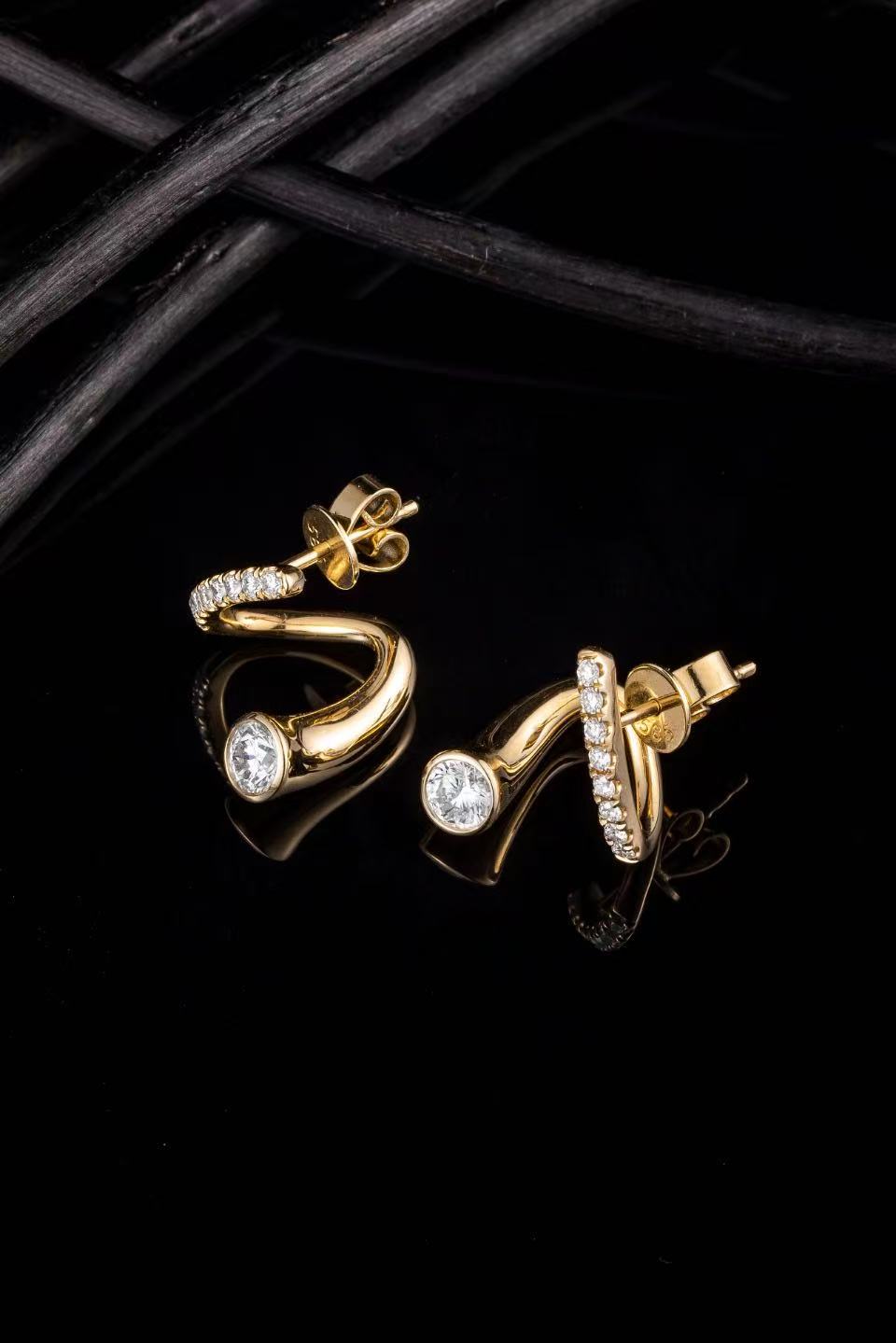 14K Yellow Gold Twist Curve Diamond Earrings (0.5ct/p Main Stone)