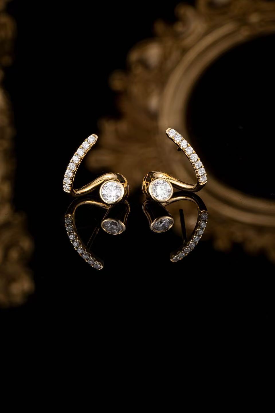14K Yellow Gold Twist Curve Diamond Earrings (0.5ct/p Main Stone)