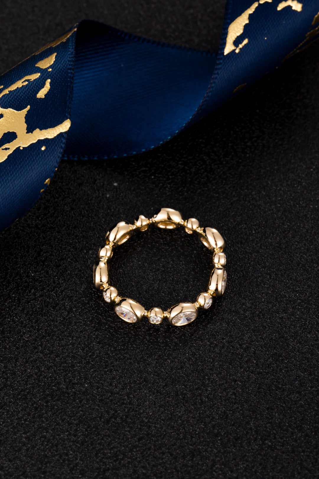 14K Yellow Gold Oval Bezel Bubble Link Diamond Band Ring(≈0.106ct/p Main stone)