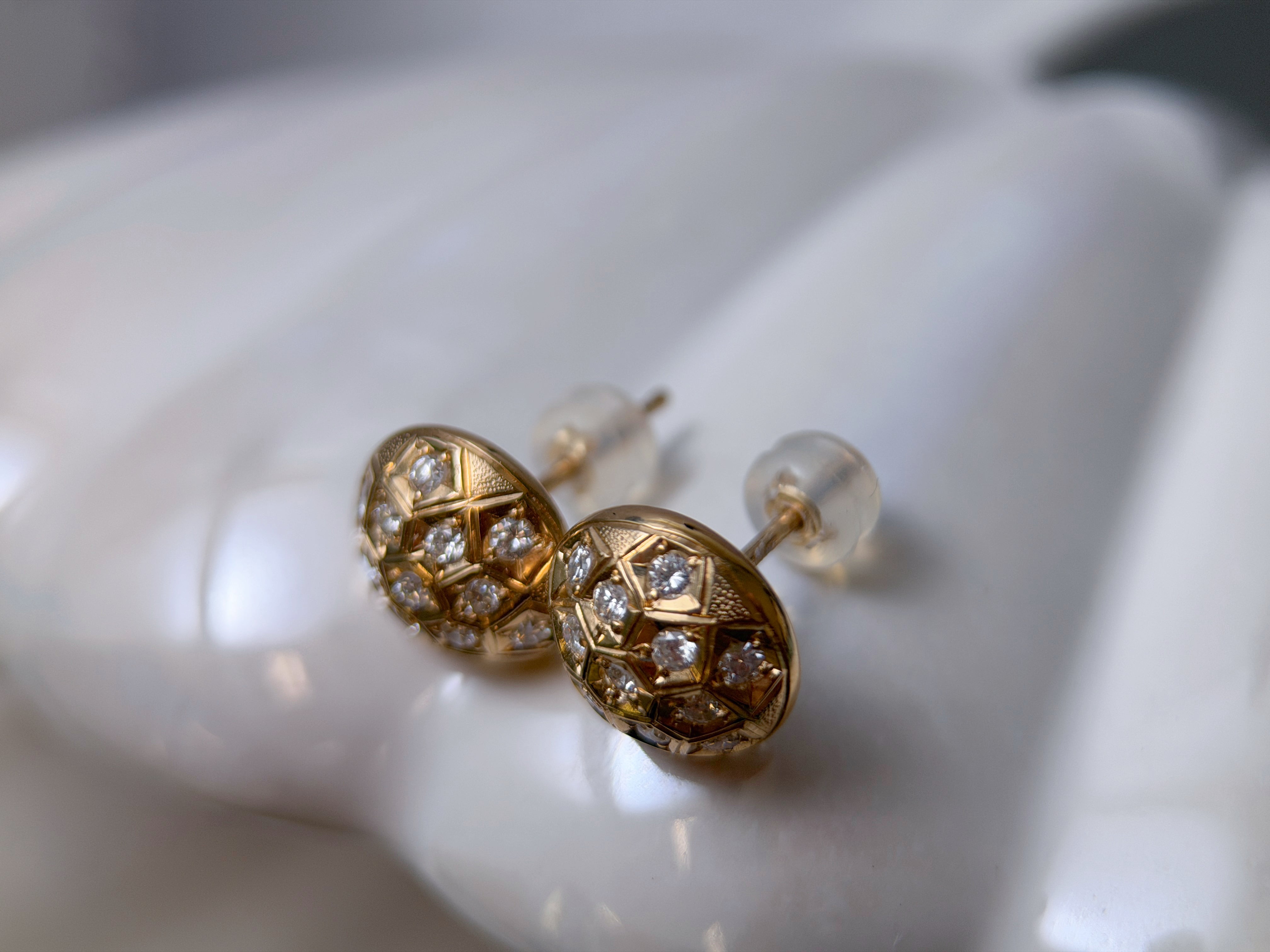 Vintage Round Stud Earrings in K18 Yellow Gold with Diamond