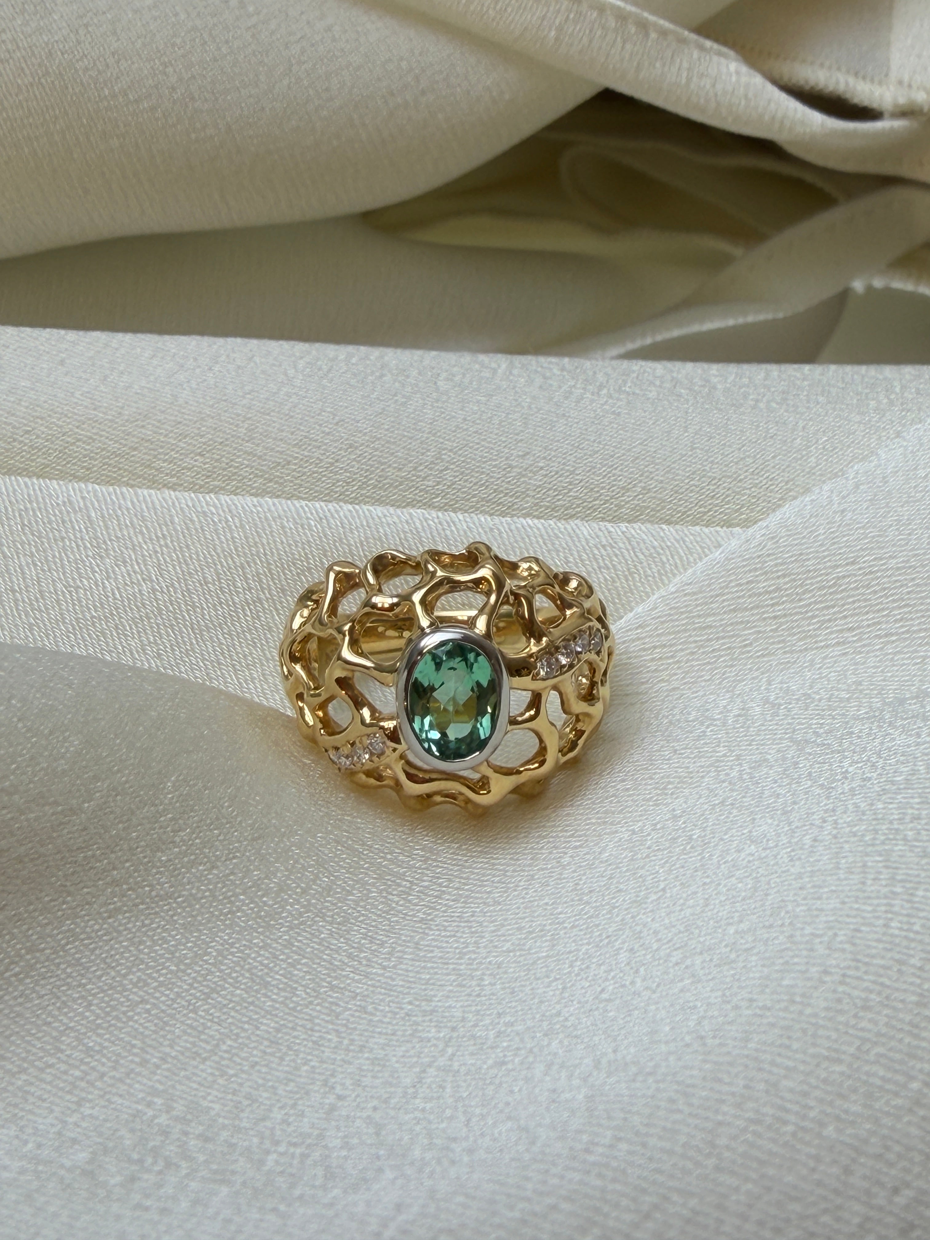 Vintage Ring in K18 Yellow Gold & Diamond with Green Tourmaline