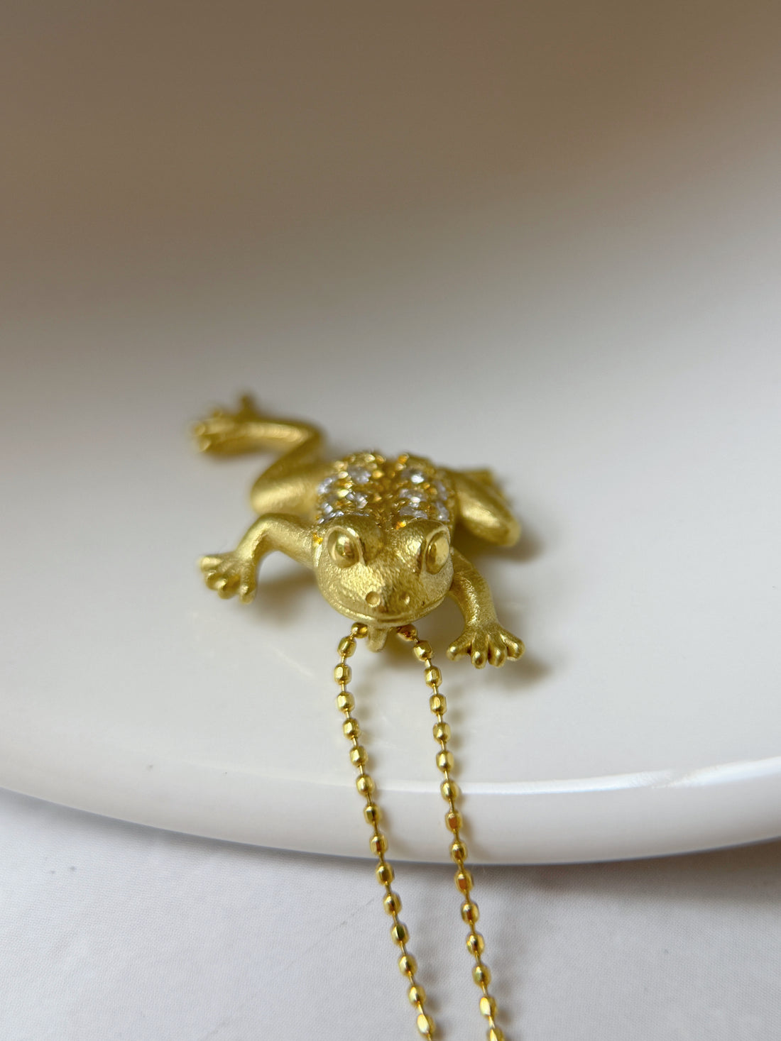 K18 Yellow Gold Natural Diamond Frog Pendant Necklace | Animal Jewelry