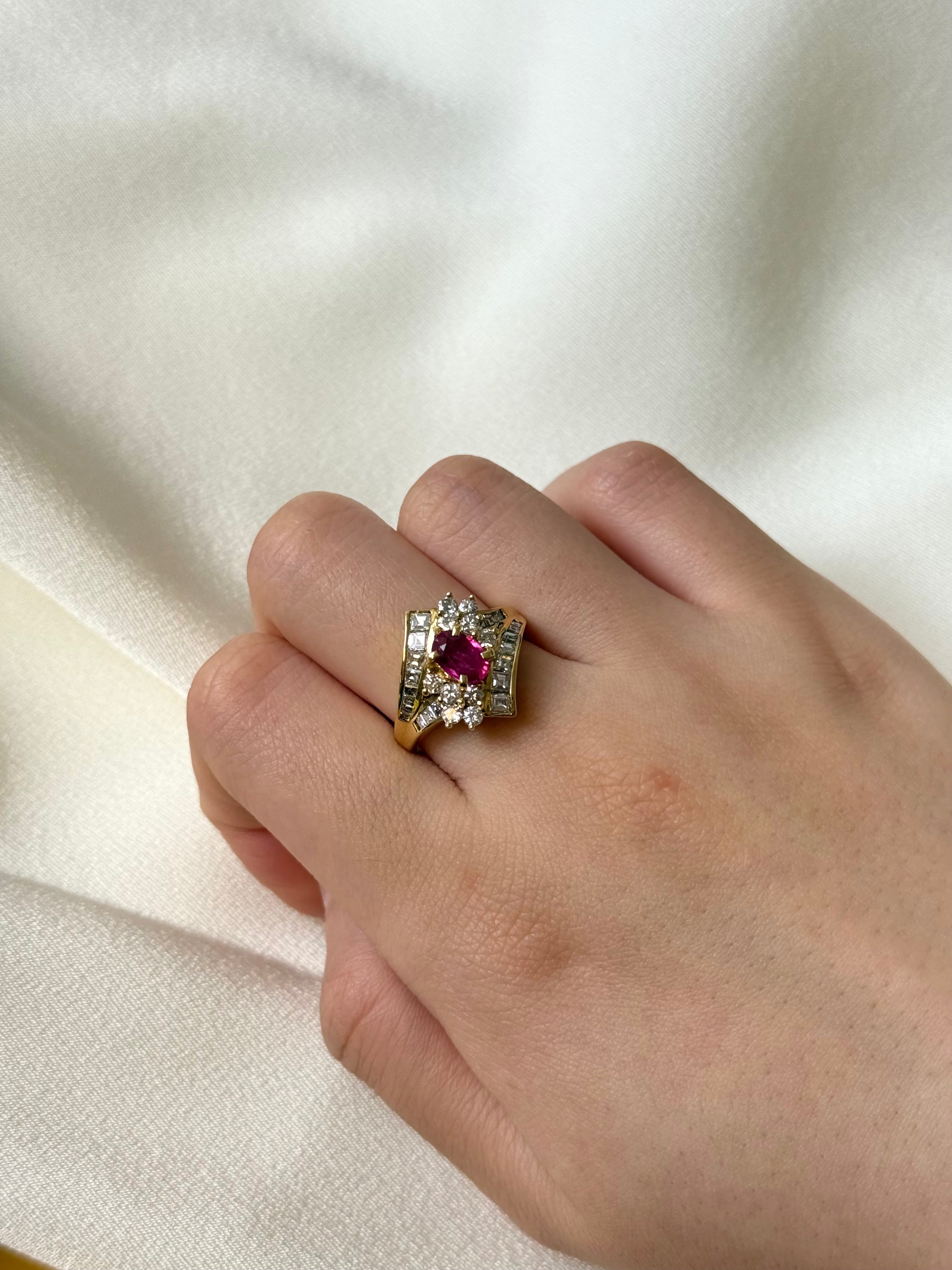 Vintage Ring in 18K Yellow Gold With Ruby & Natural Diamond