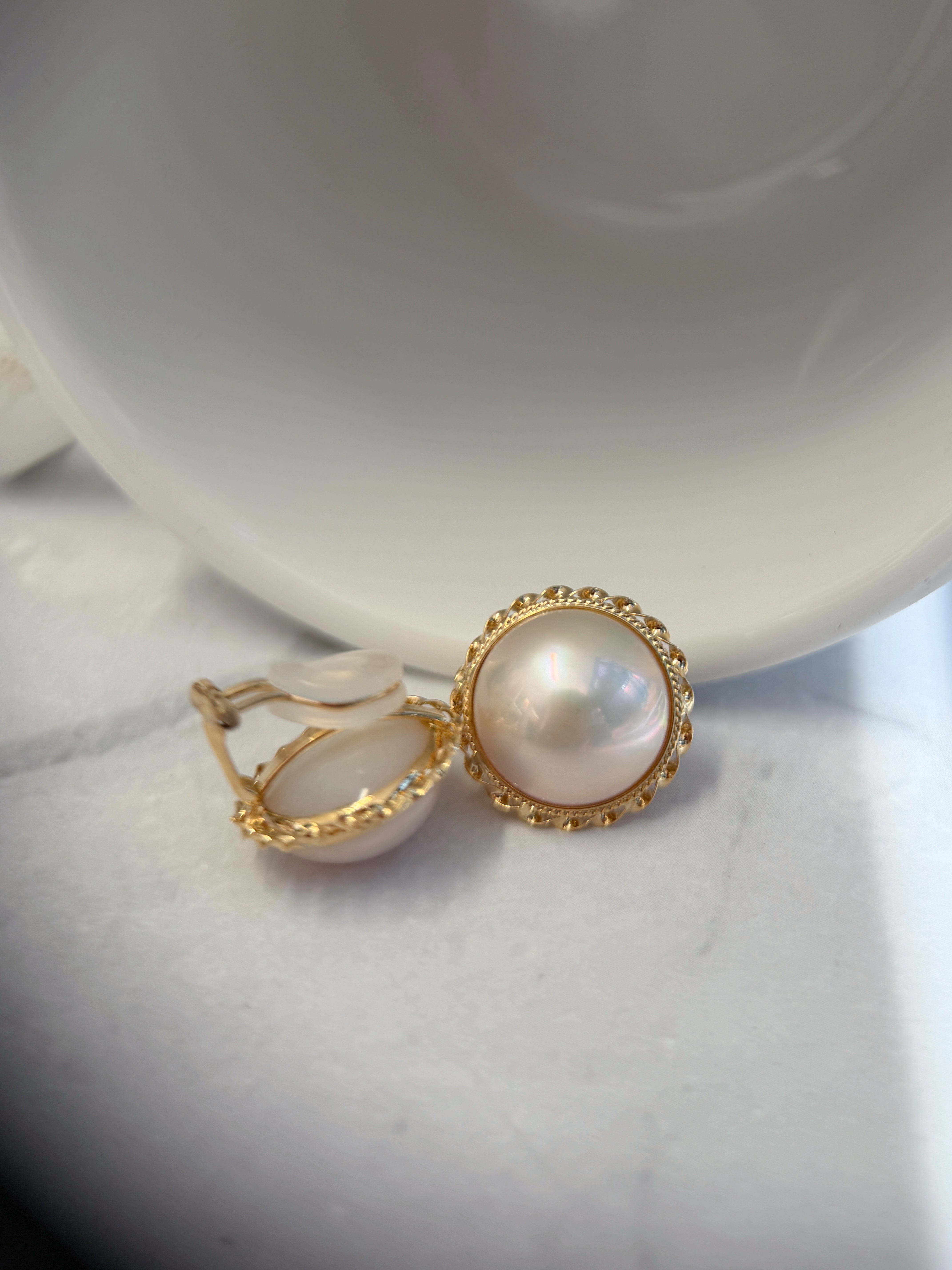 K18 Yellow Gold 13.5mm Mabe Pearl Button Clip-On Earrings