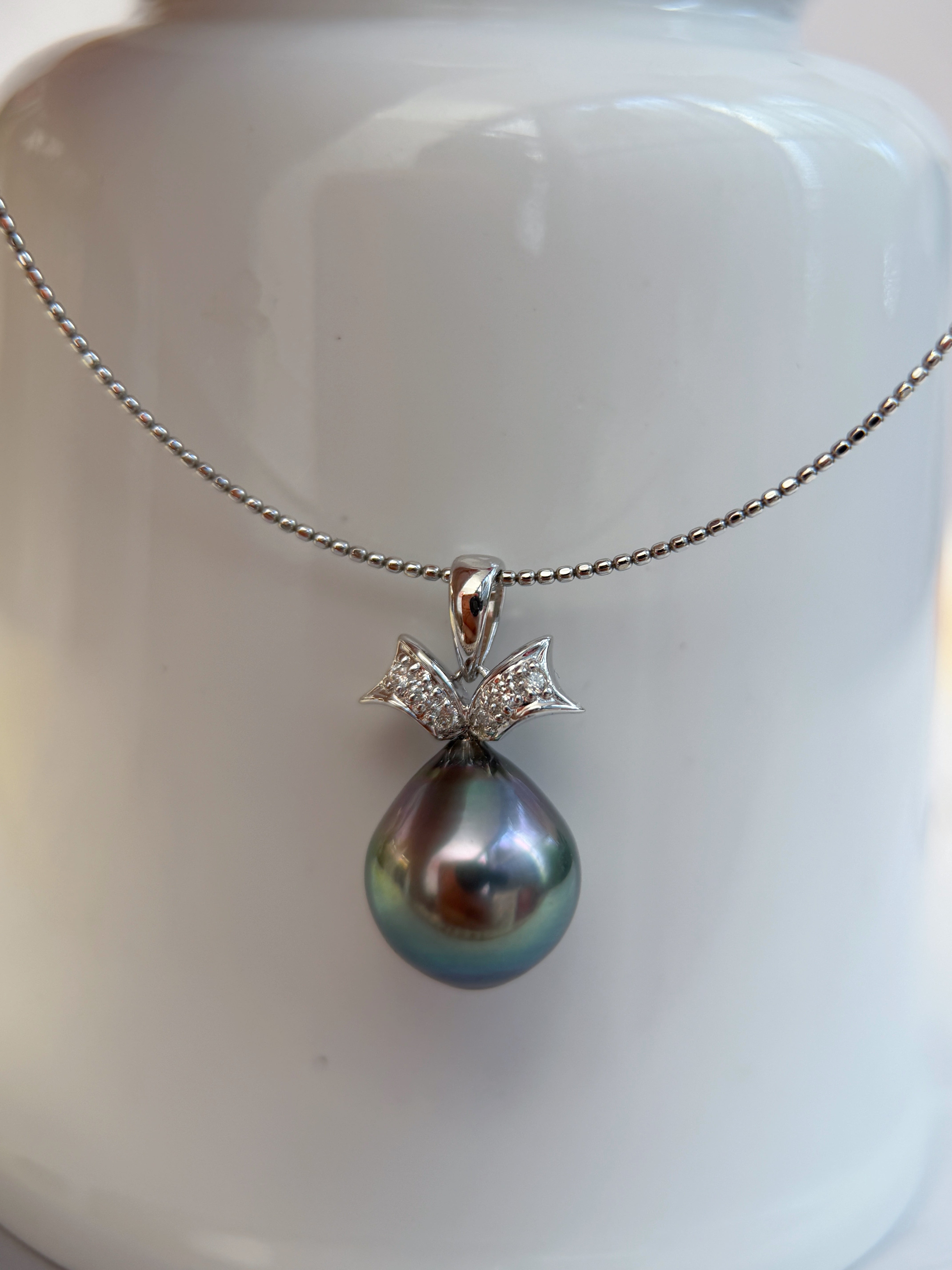 K18 Gold Tahitian Black Pearl Pendant with Natural Diamond Bow Motif