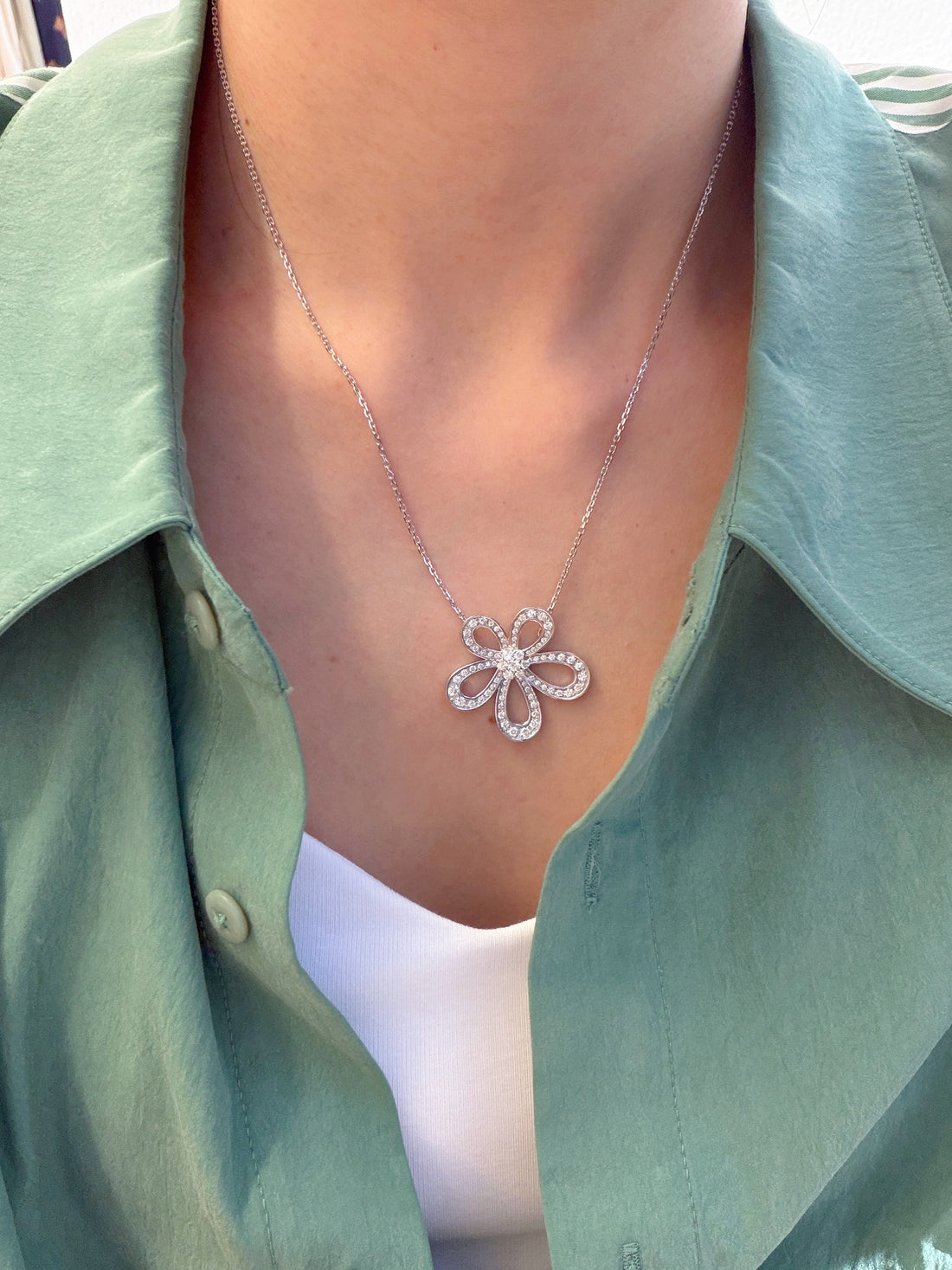 K18 White Gold Openwork Floral Diamond Pendant Necklace