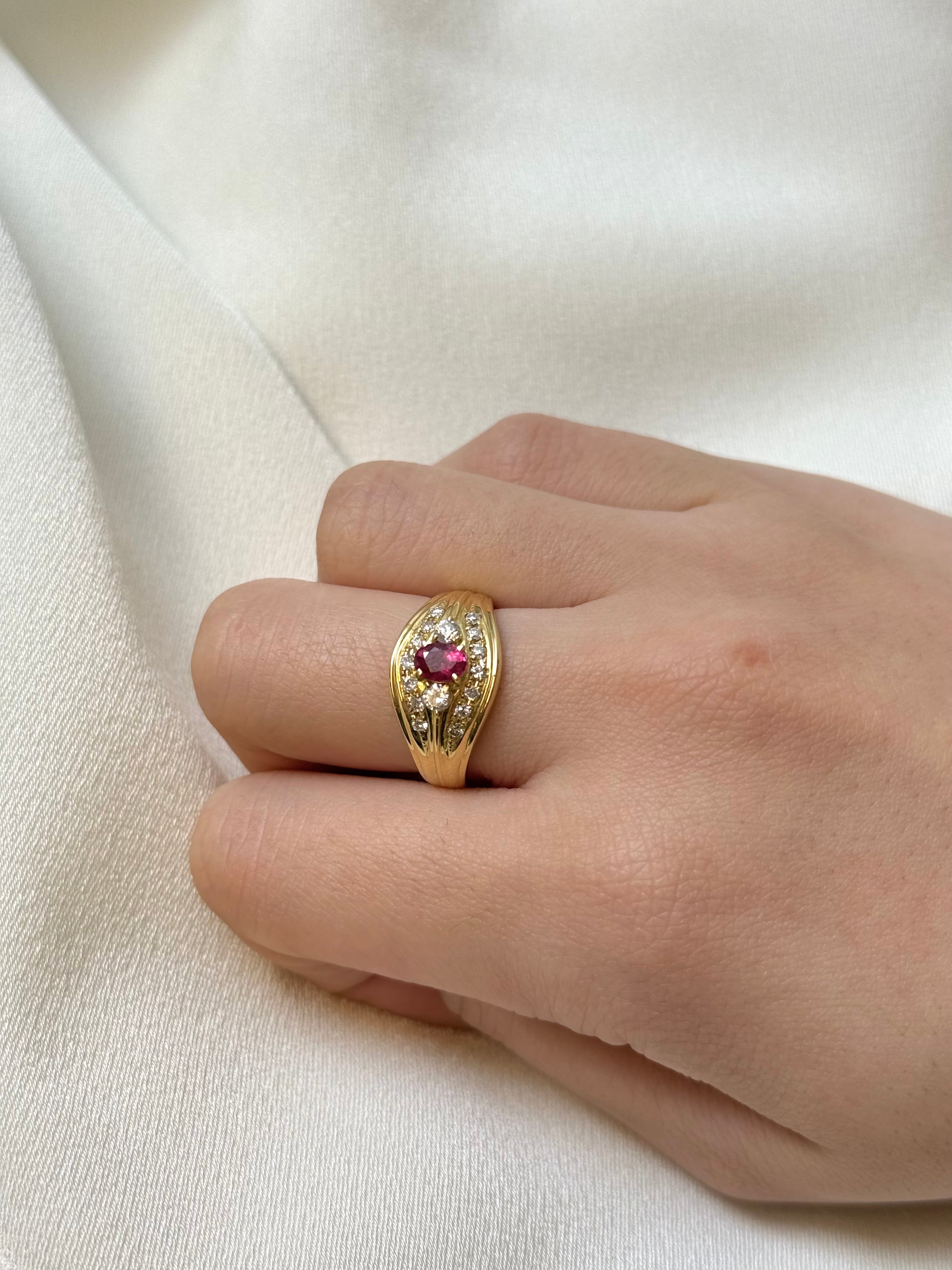 Vintage Ring in 18K Yellow Gold With Ruby & Natural Diamond