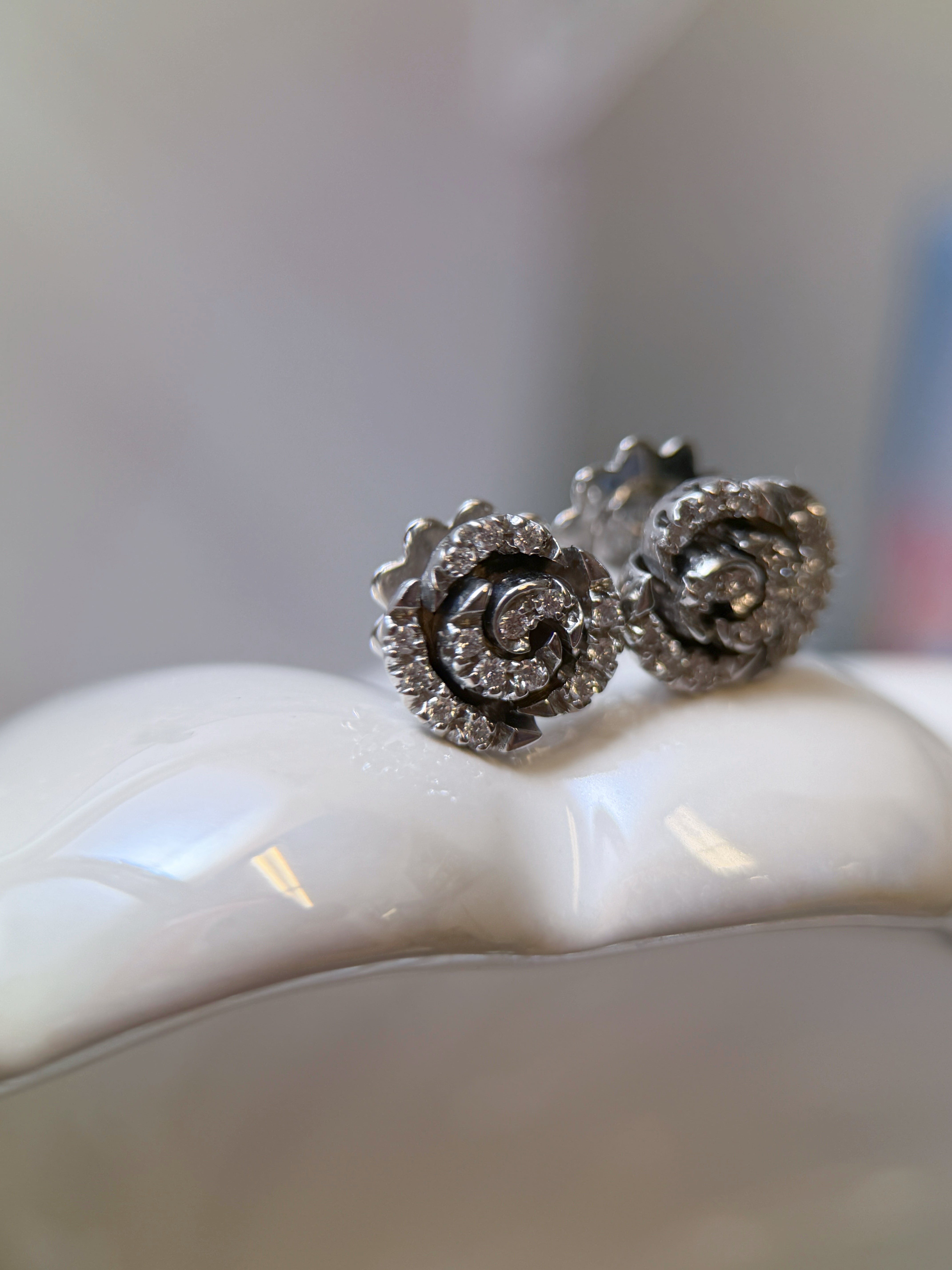 Italy PV Vintage Rose Shape Diamond Earrings in K18 White Gold