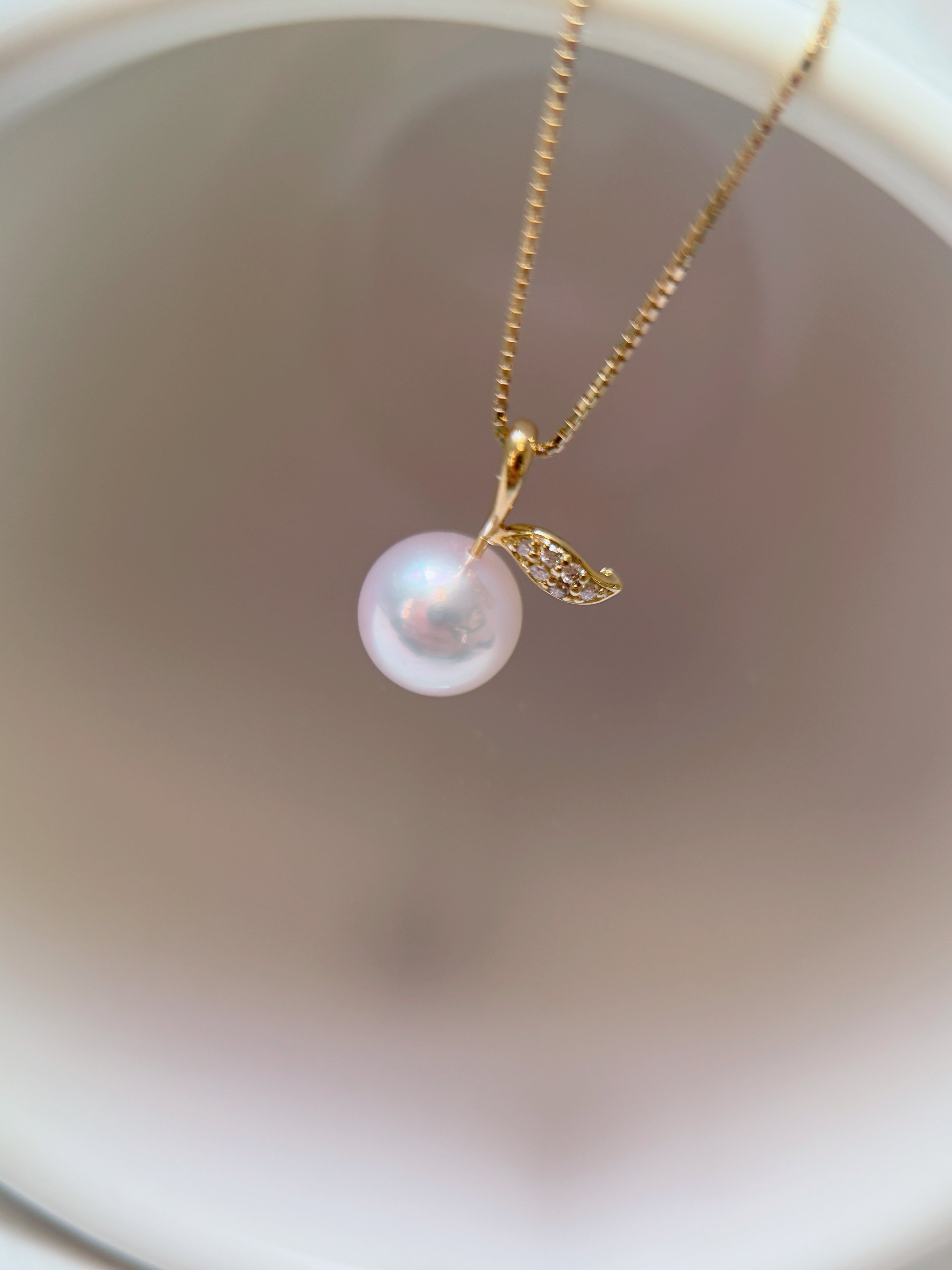 K18 Akoya Pearl Apple Pendant Necklace with Natural Diamond Leaf