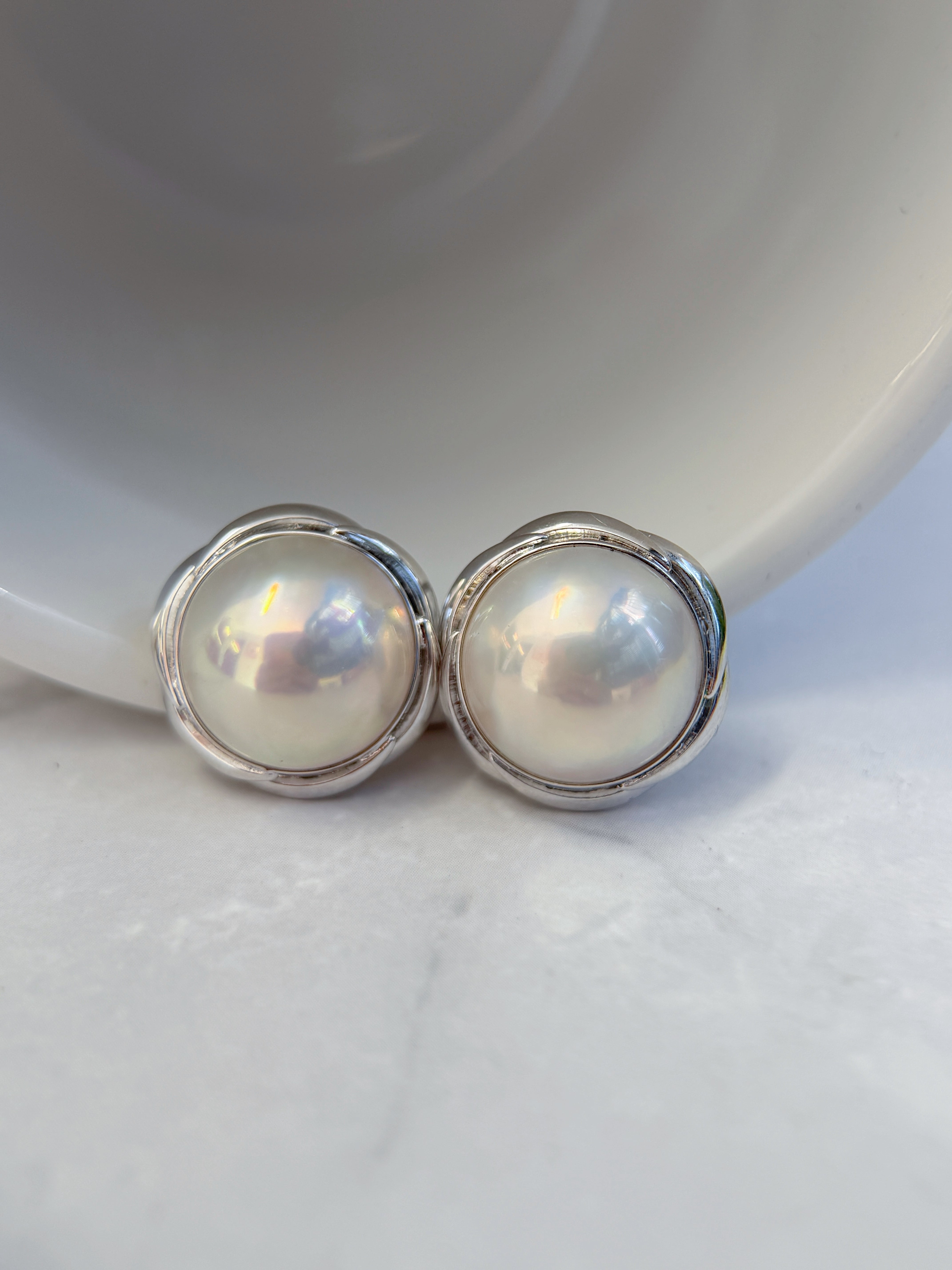 K14 White Gold 14.5mm Mabe Pearl Button Clip-On Earrings