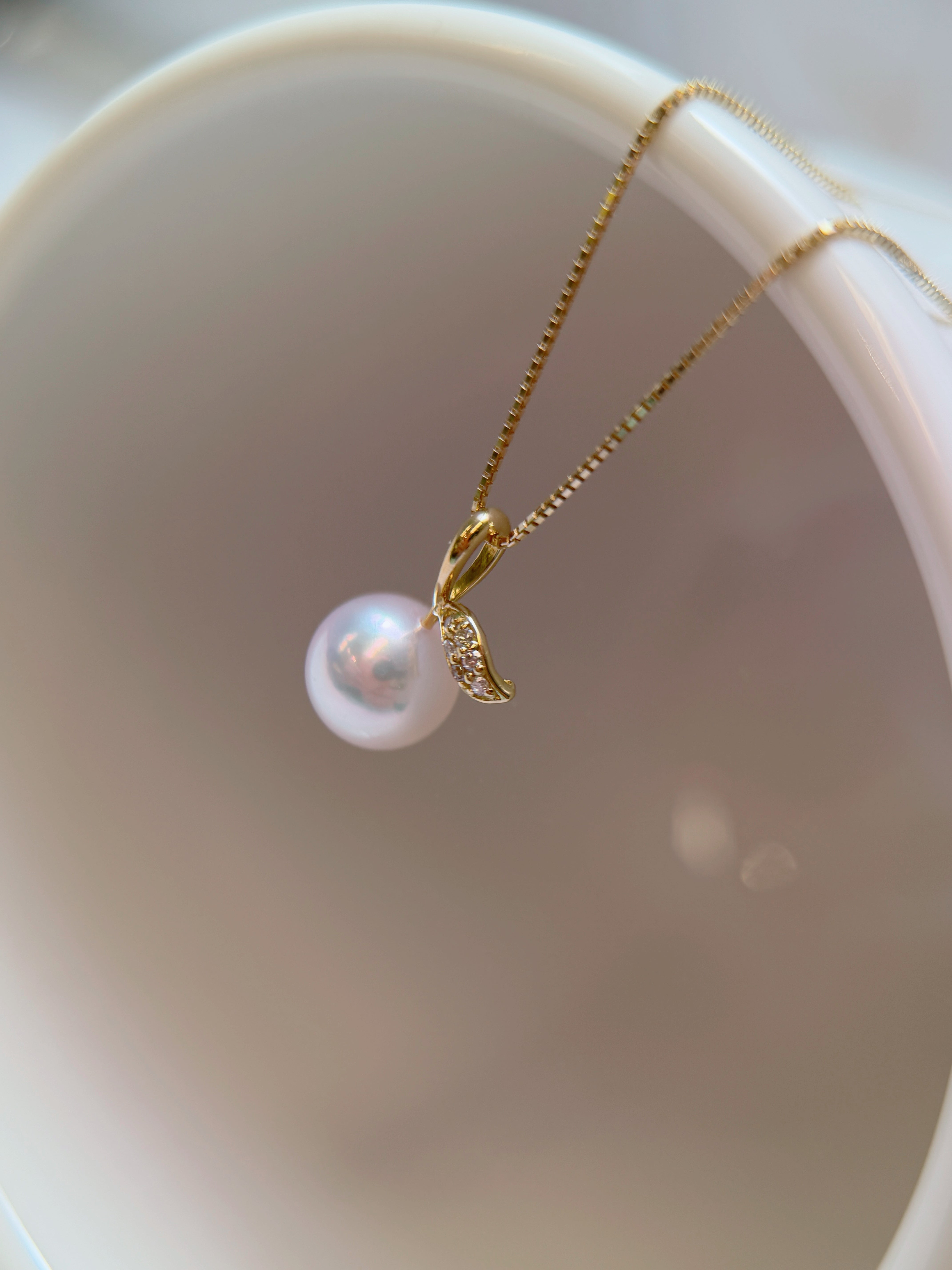 K18 Akoya Pearl Apple Pendant Necklace with Natural Diamond Leaf