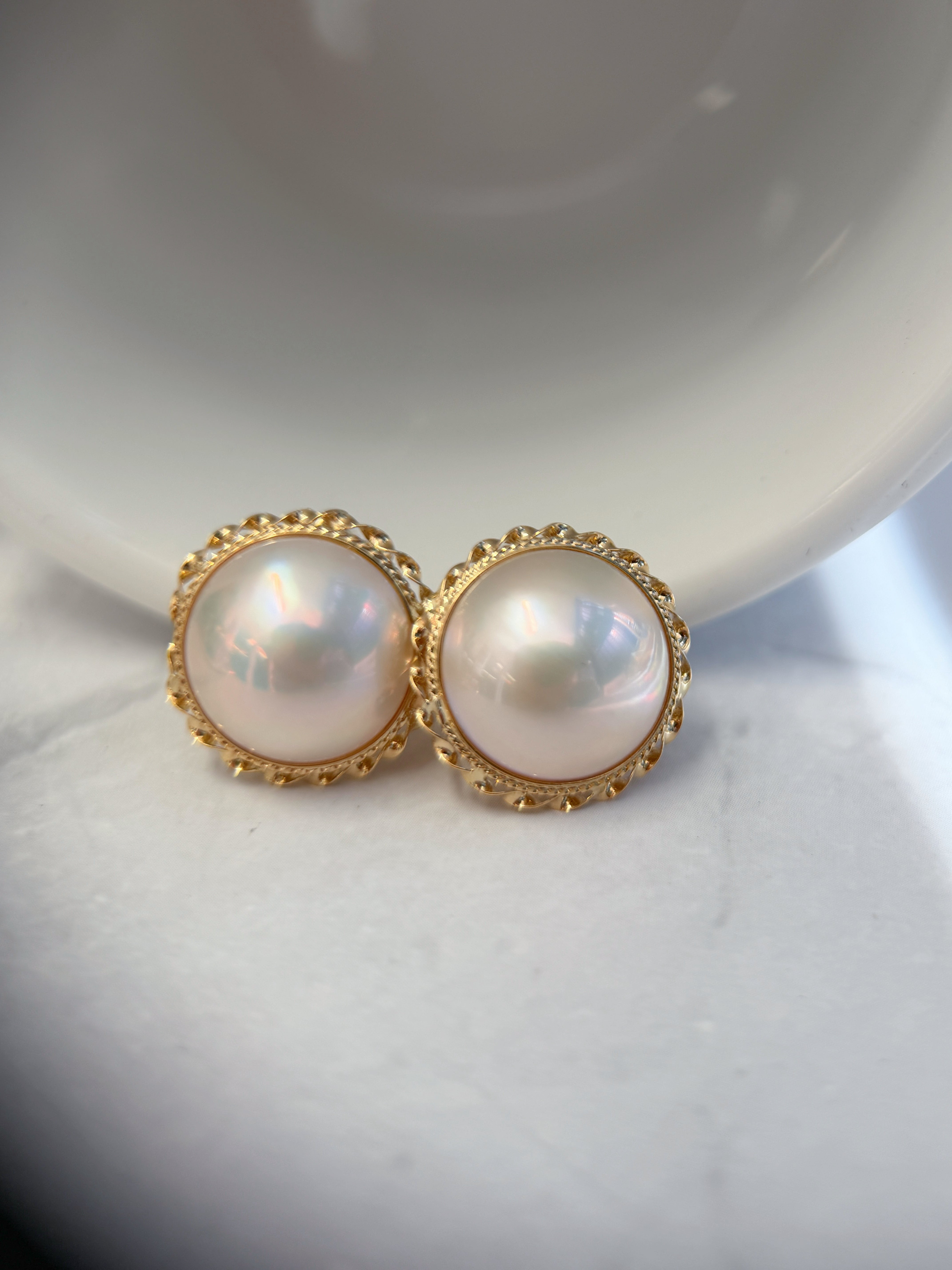 K18 Yellow Gold 13.5mm Mabe Pearl Button Clip-On Earrings