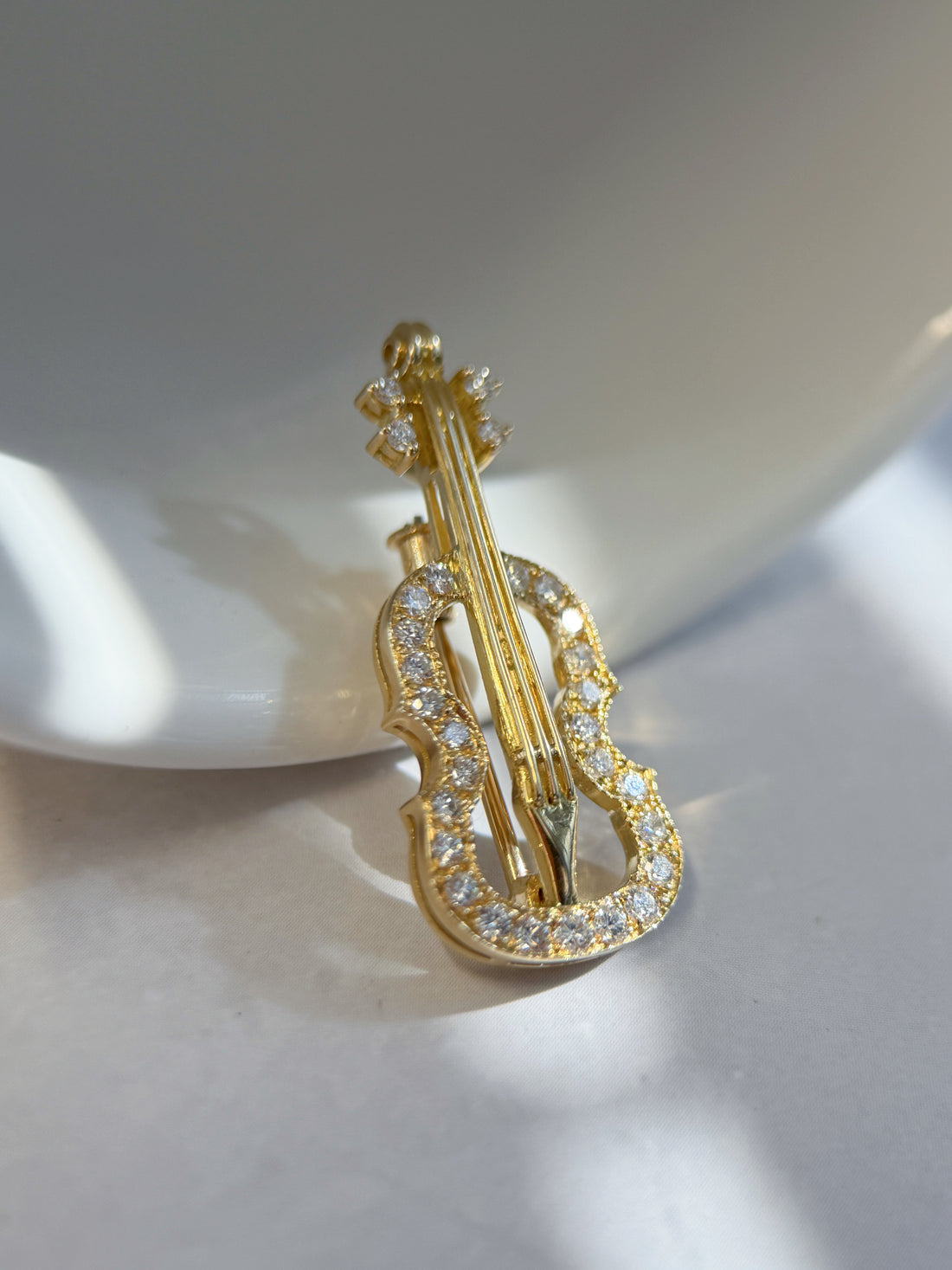 K18 Yellow Gold Pavé Diamond Violin Brooch Pendant
