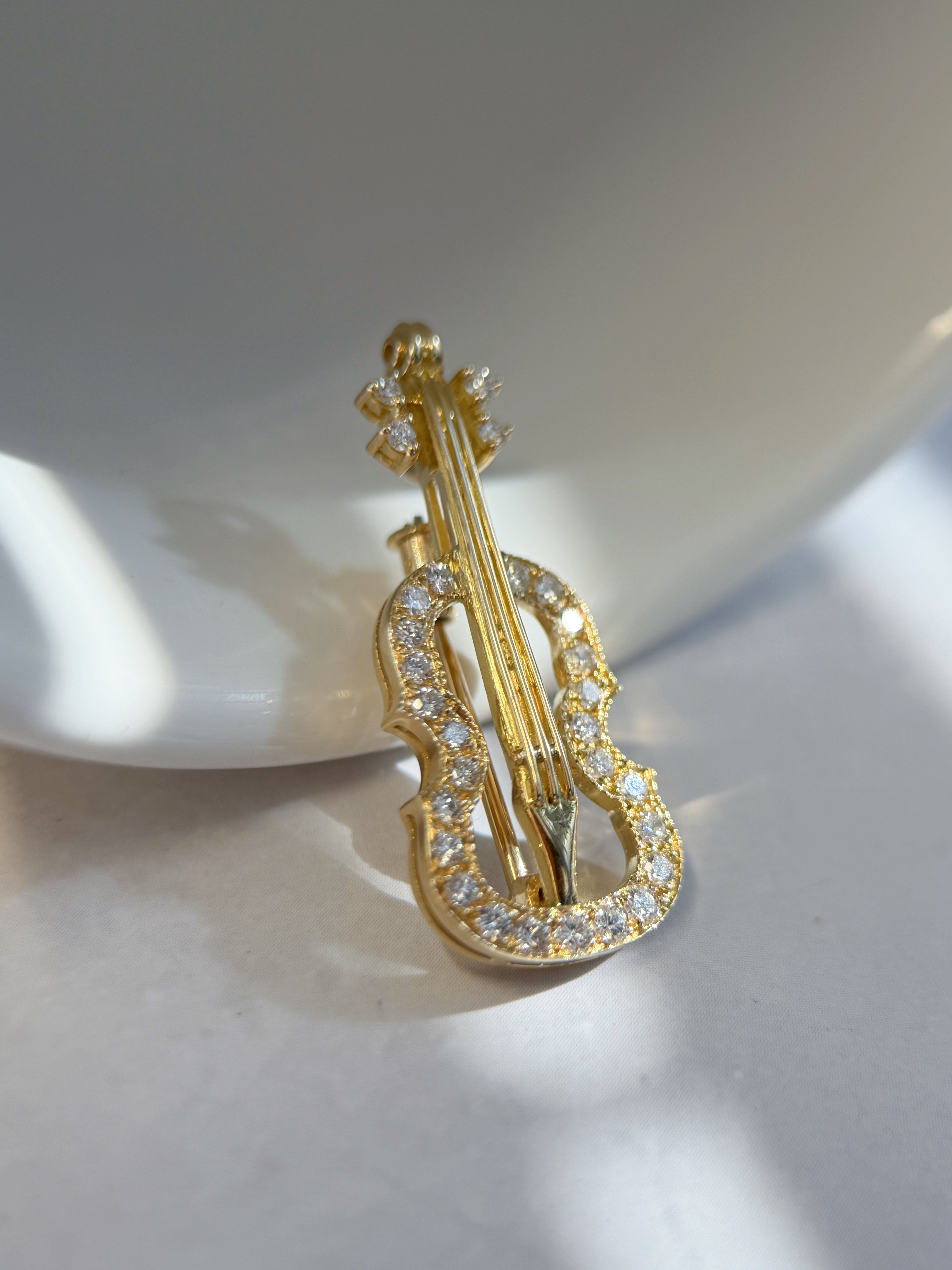 K18 Yellow Gold Pavé Diamond Violin Brooch Pendant