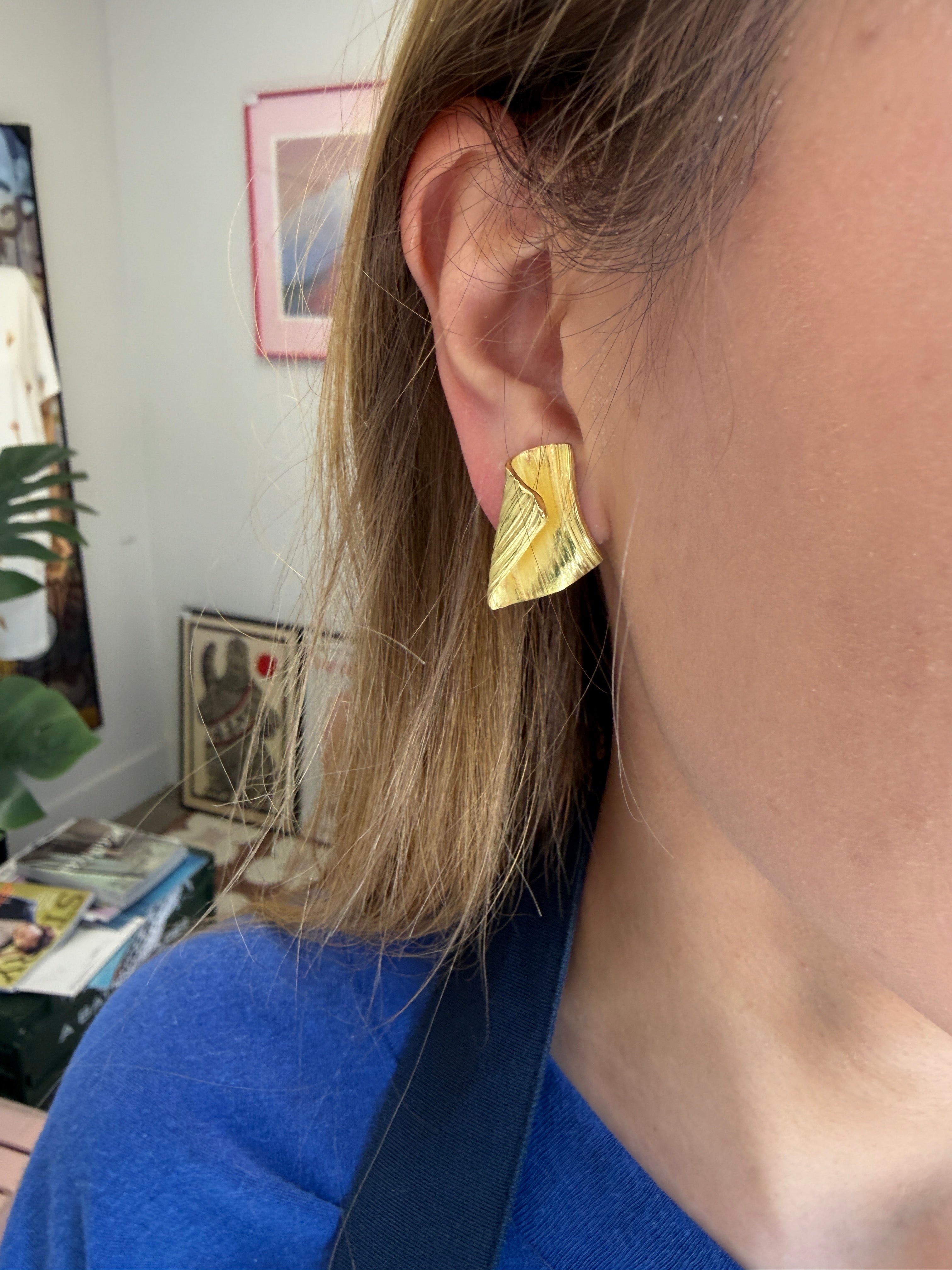 Akira Tomoyas TOMOYAS K18 Yellow Gold Sculptural Textured Earrings