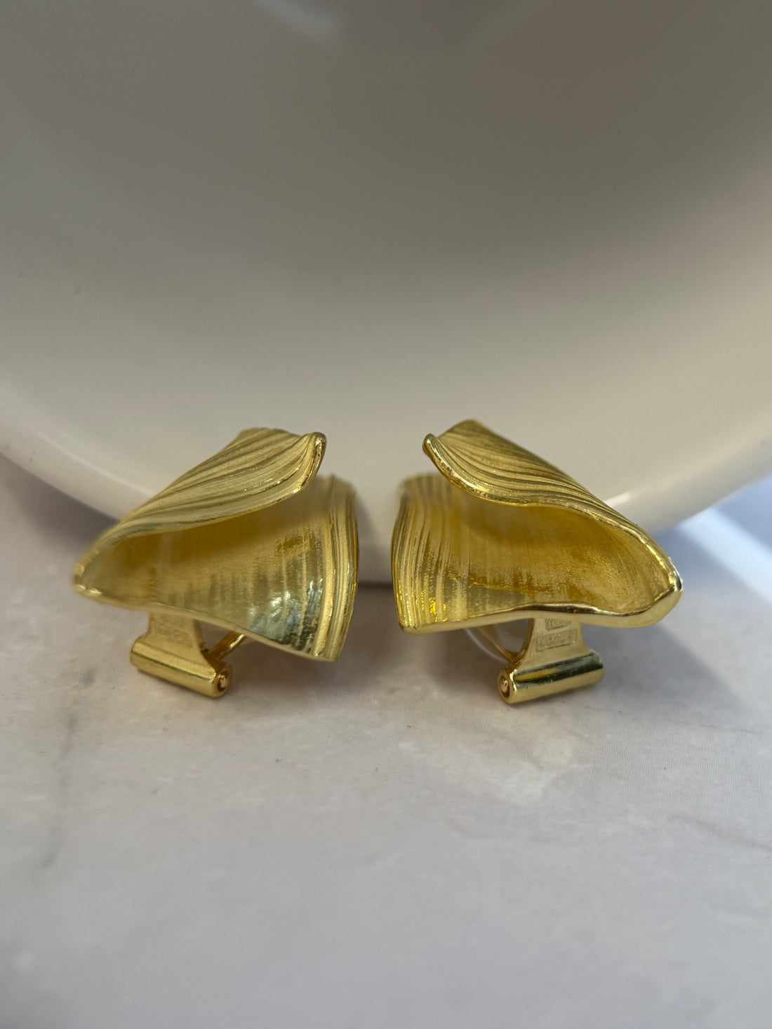 Akira Tomoyas TOMOYAS K18 Yellow Gold Sculptural Textured Earrings