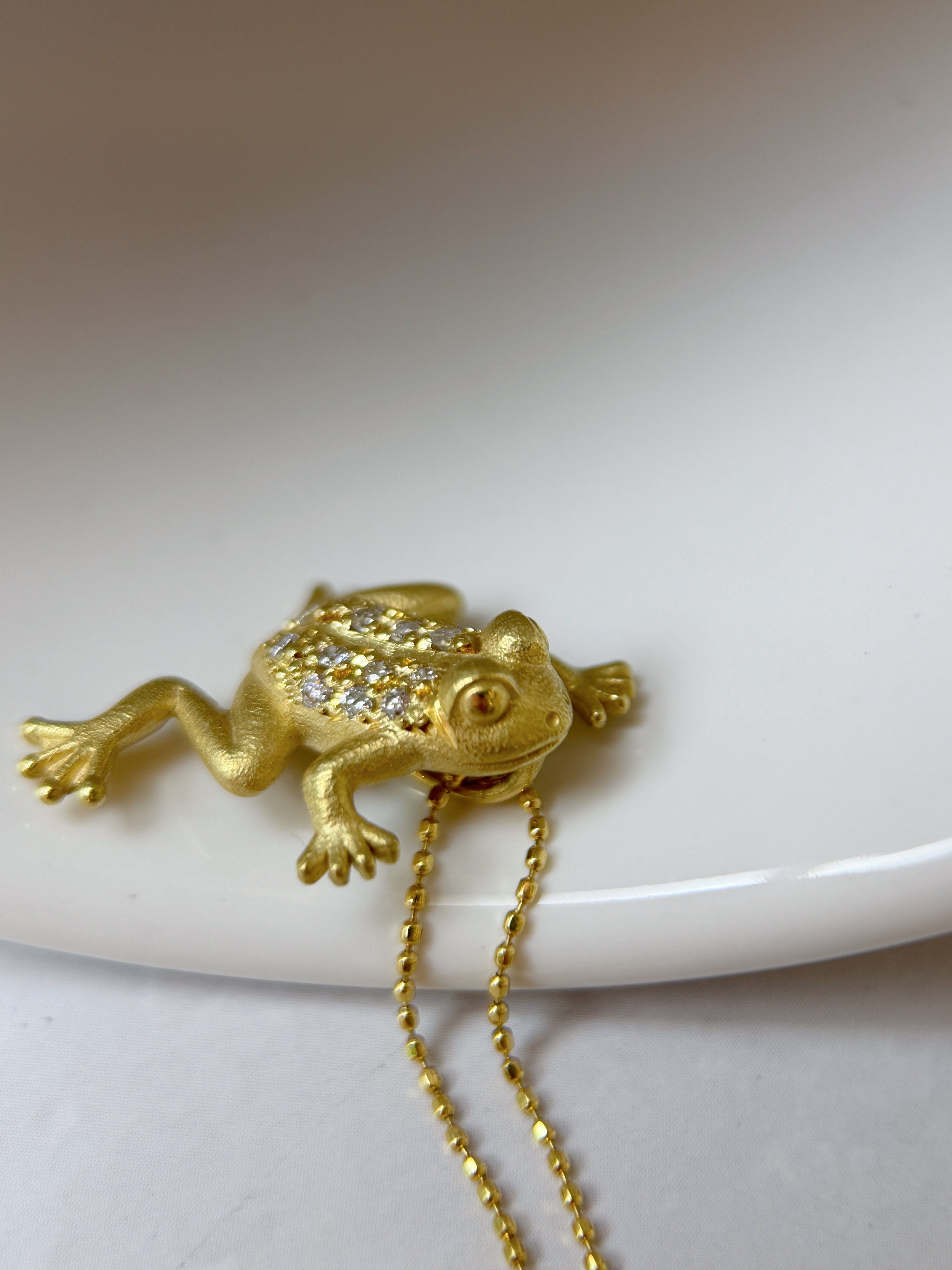 K18 Yellow Gold Natural Diamond Frog Pendant Necklace | Animal Jewelry