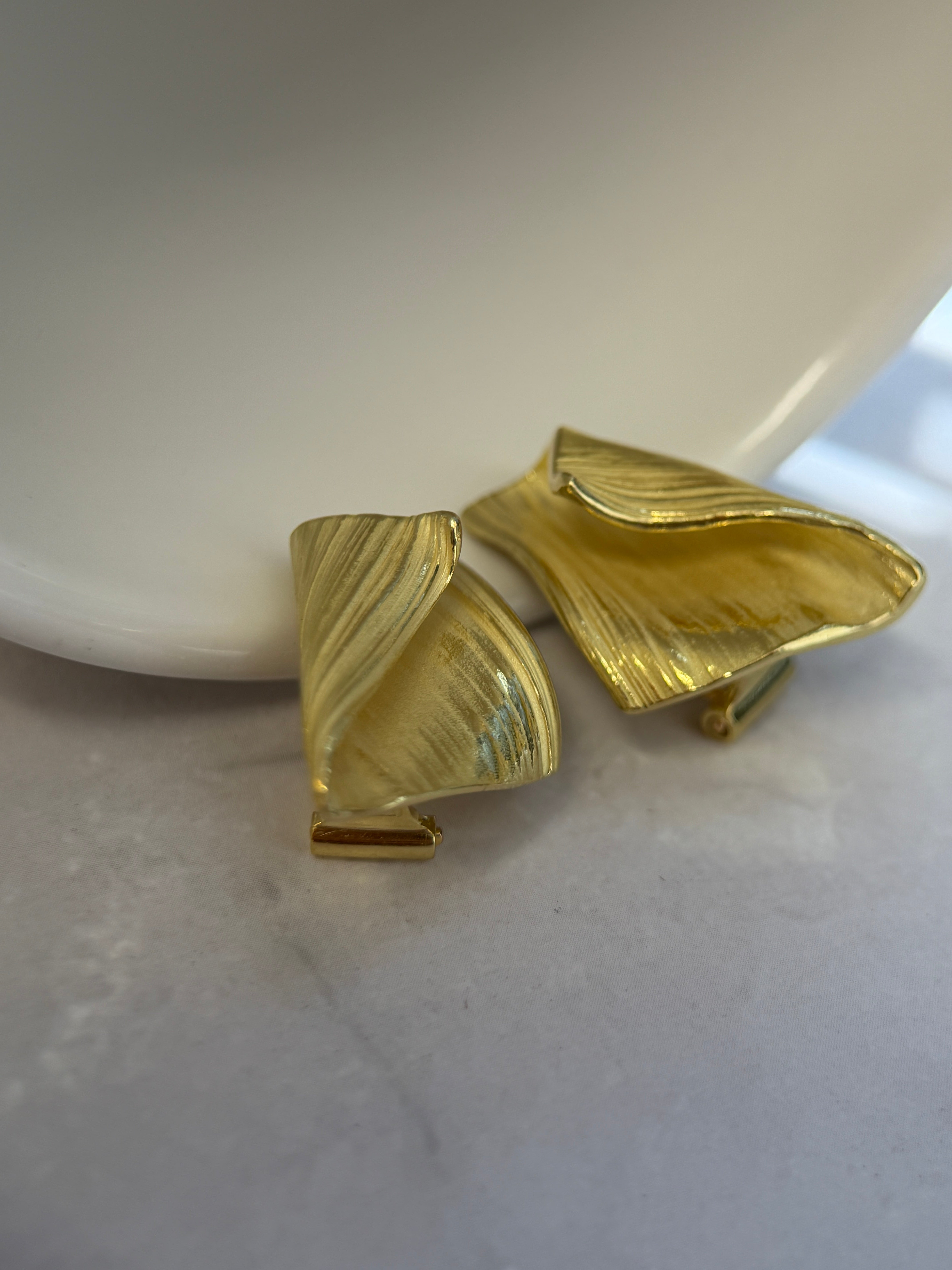 Akira Tomoyas TOMOYAS K18 Yellow Gold Sculptural Textured Earrings