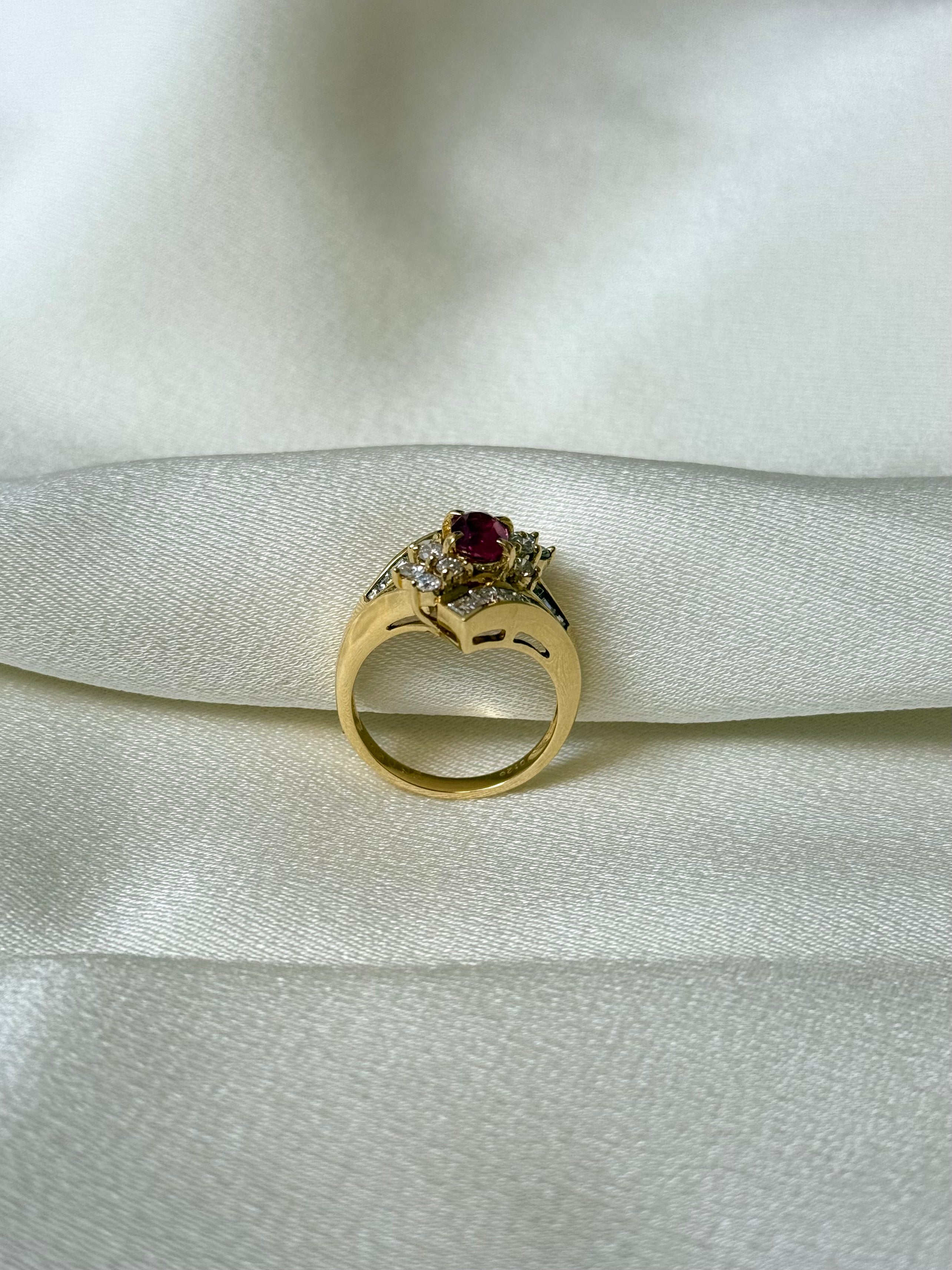 Vintage Ring in 18K Yellow Gold With Ruby & Natural Diamond