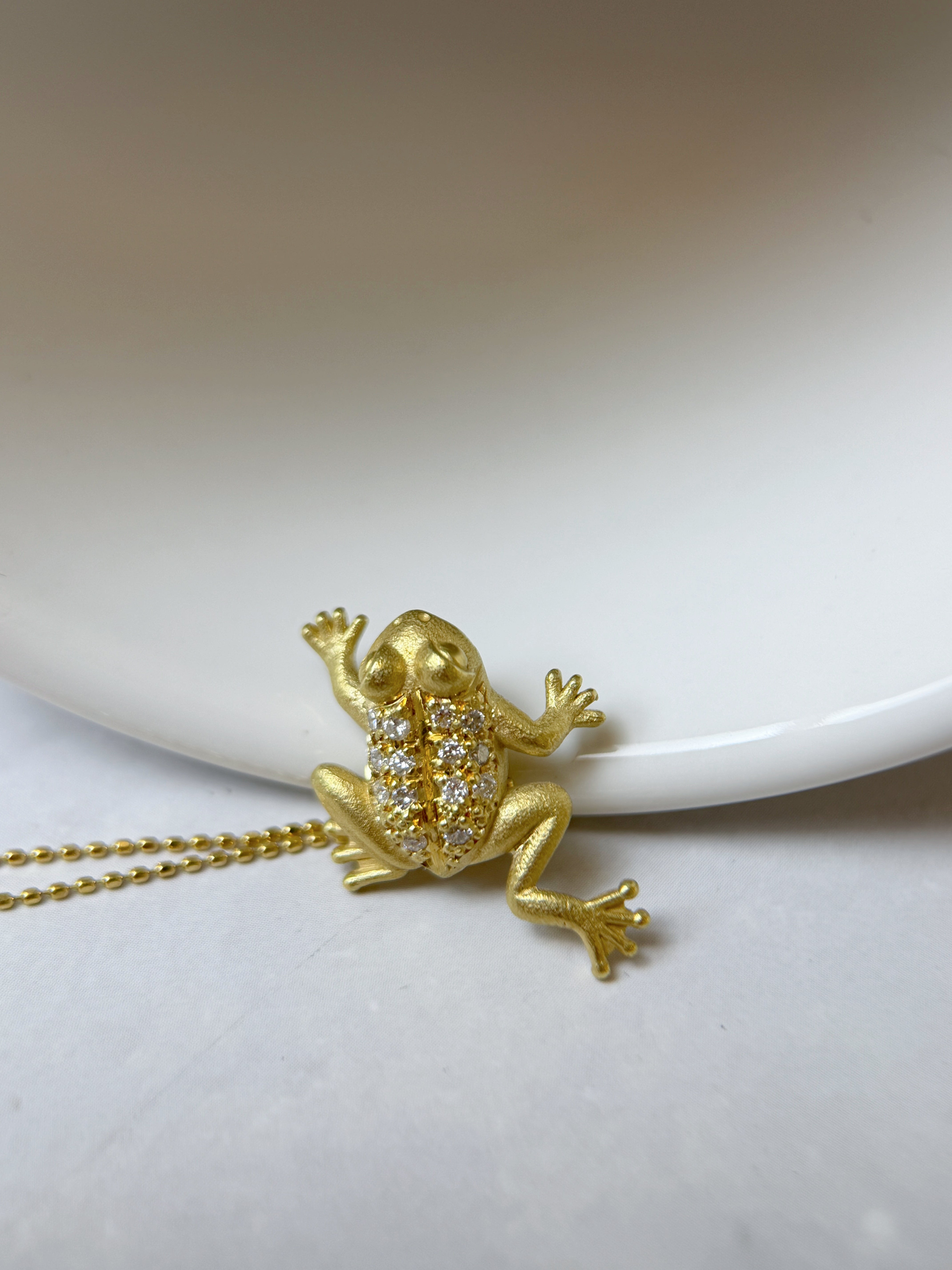 K18 Yellow Gold Natural Diamond Frog Pendant Necklace | Animal Jewelry