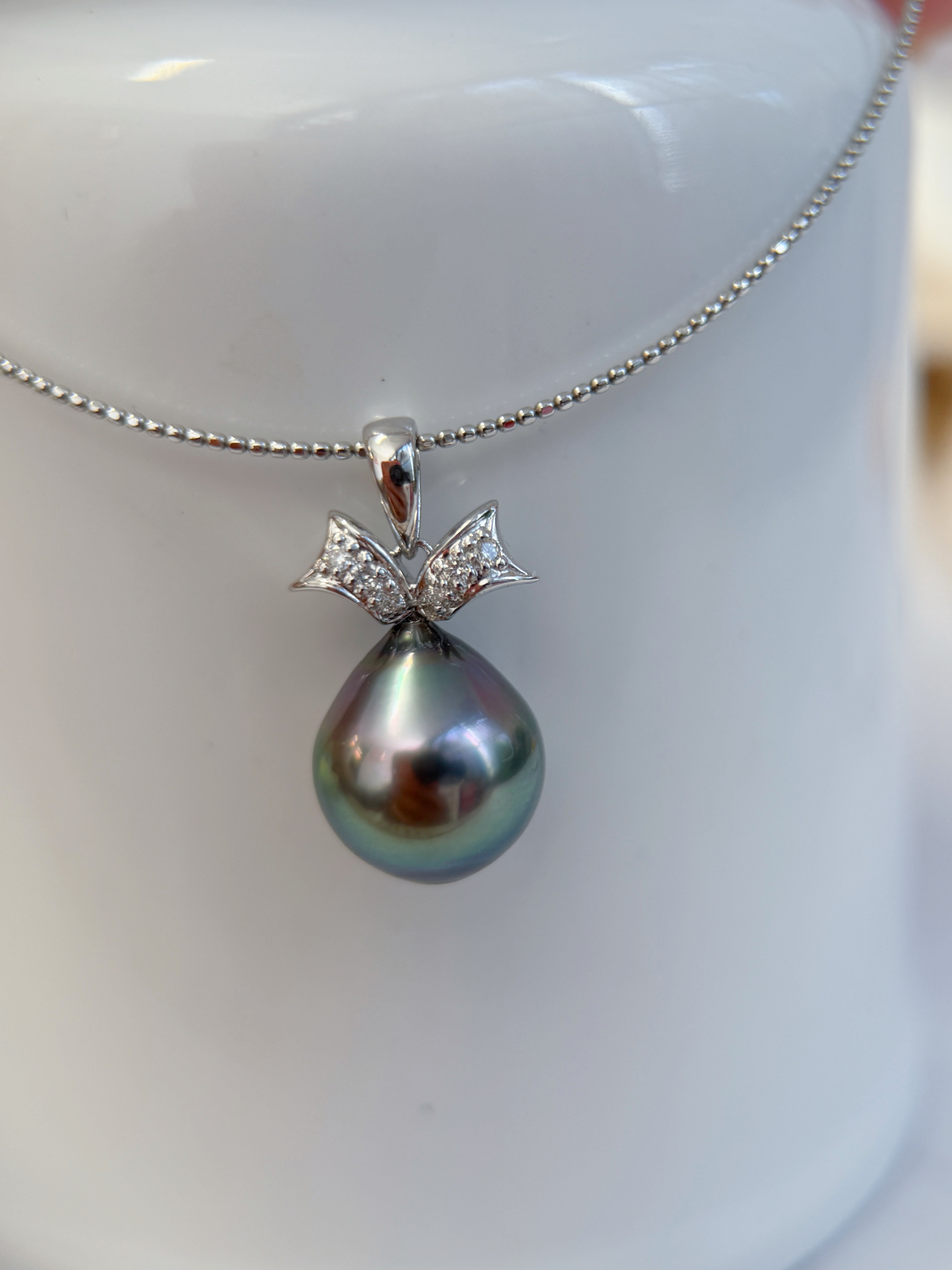 K18 Gold Tahitian Black Pearl Pendant with Natural Diamond Bow Motif
