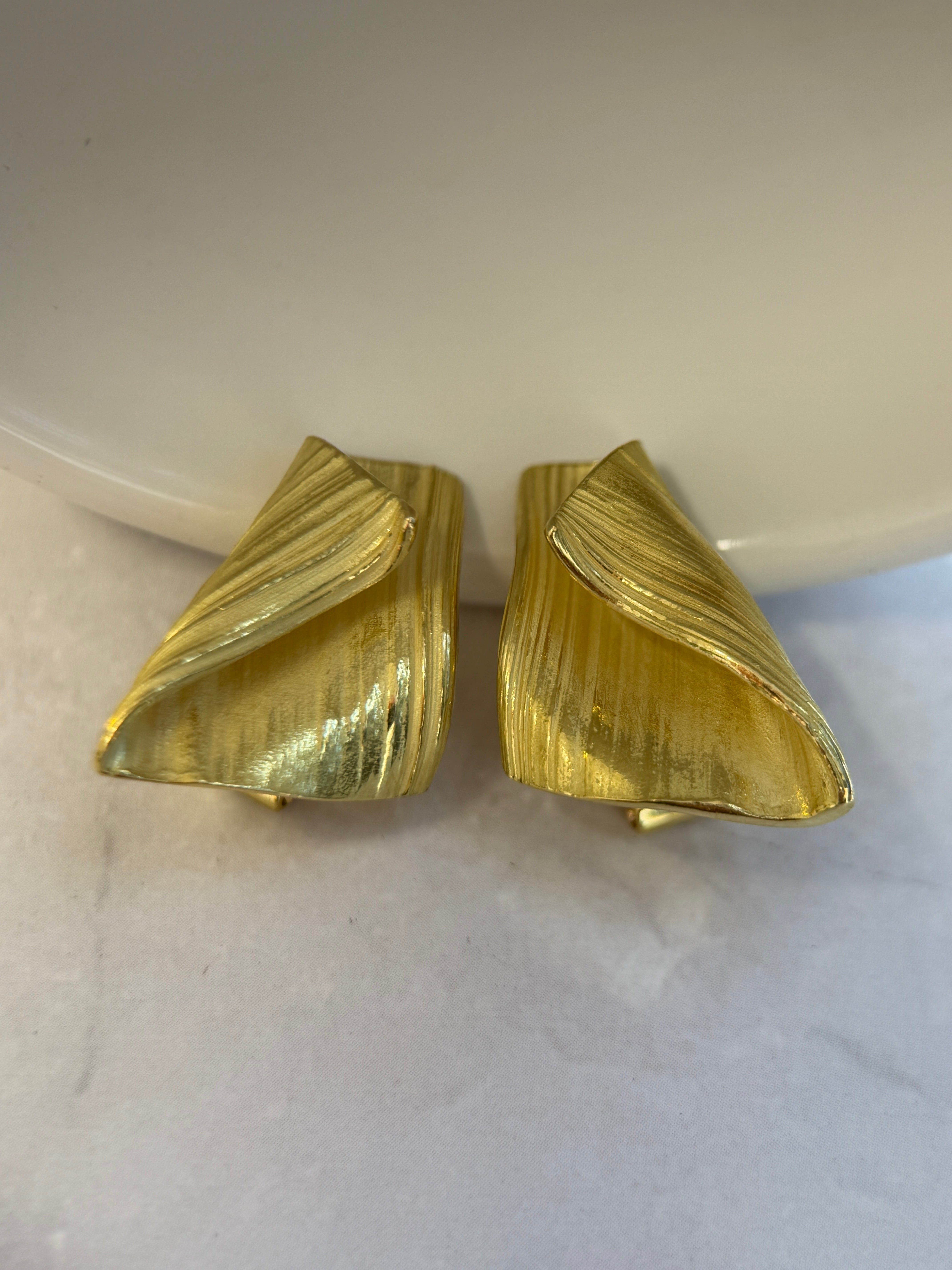 Akira Tomoyas TOMOYAS K18 Yellow Gold Sculptural Textured Earrings