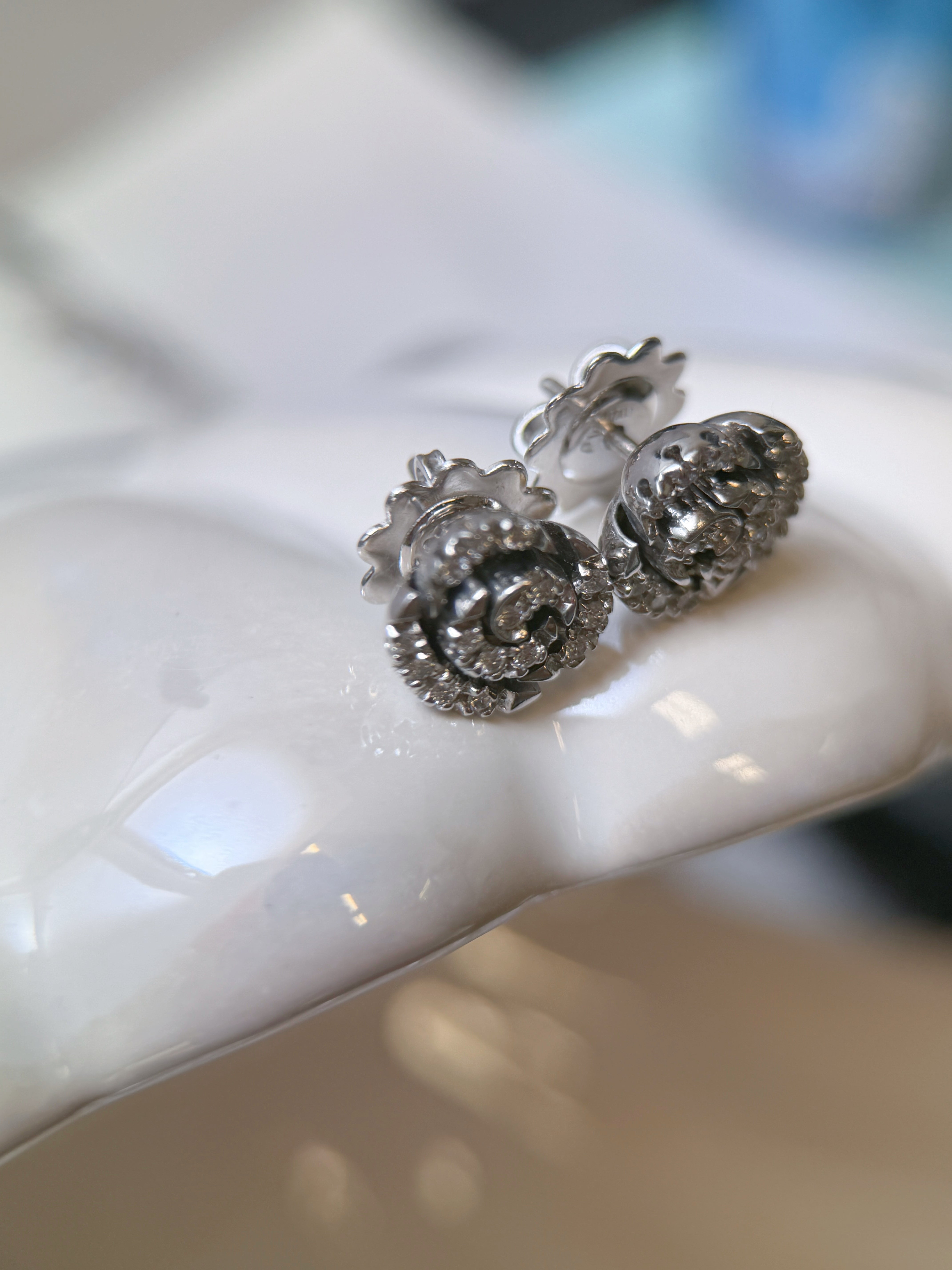 Italy PV Vintage Rose Shape Diamond Earrings in K18 White Gold