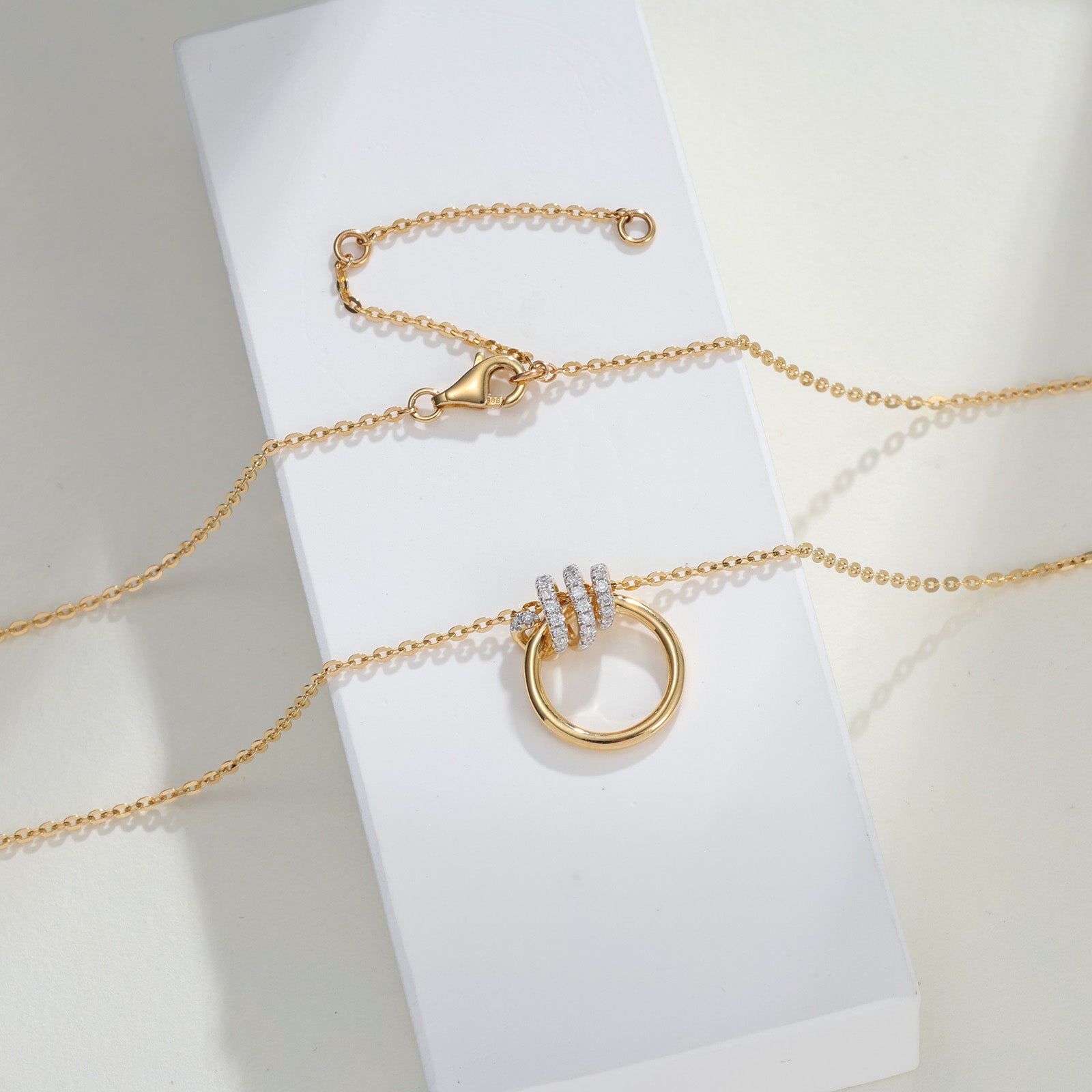Hikari Link Pavé Circle Necklace