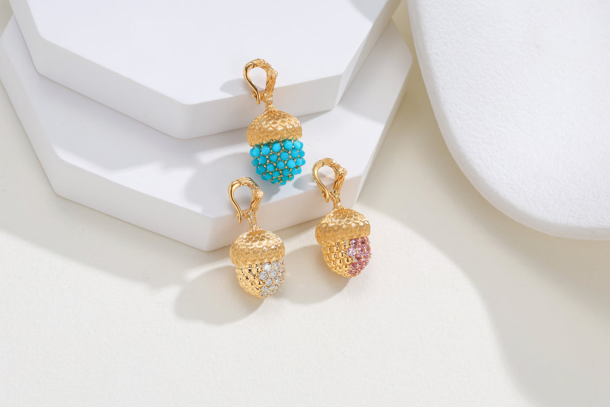 Acorn Charm Pendant in 18K