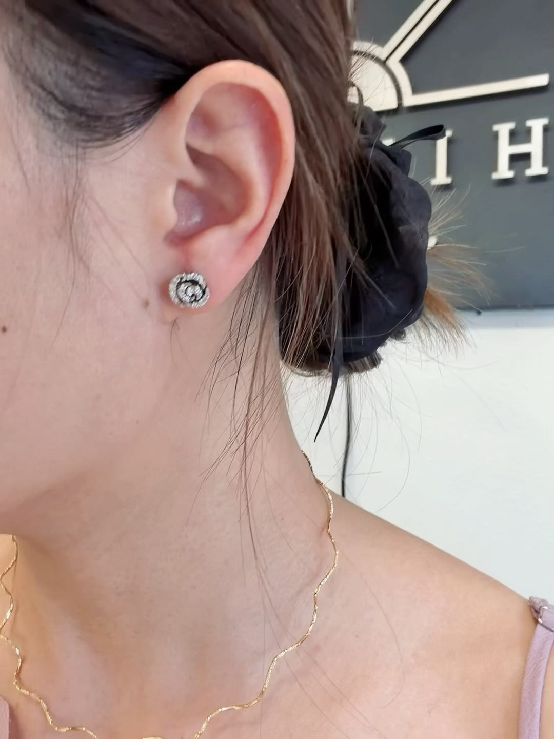 Italy PV Vintage Rose Shape Diamond Earrings in K18 White Gold