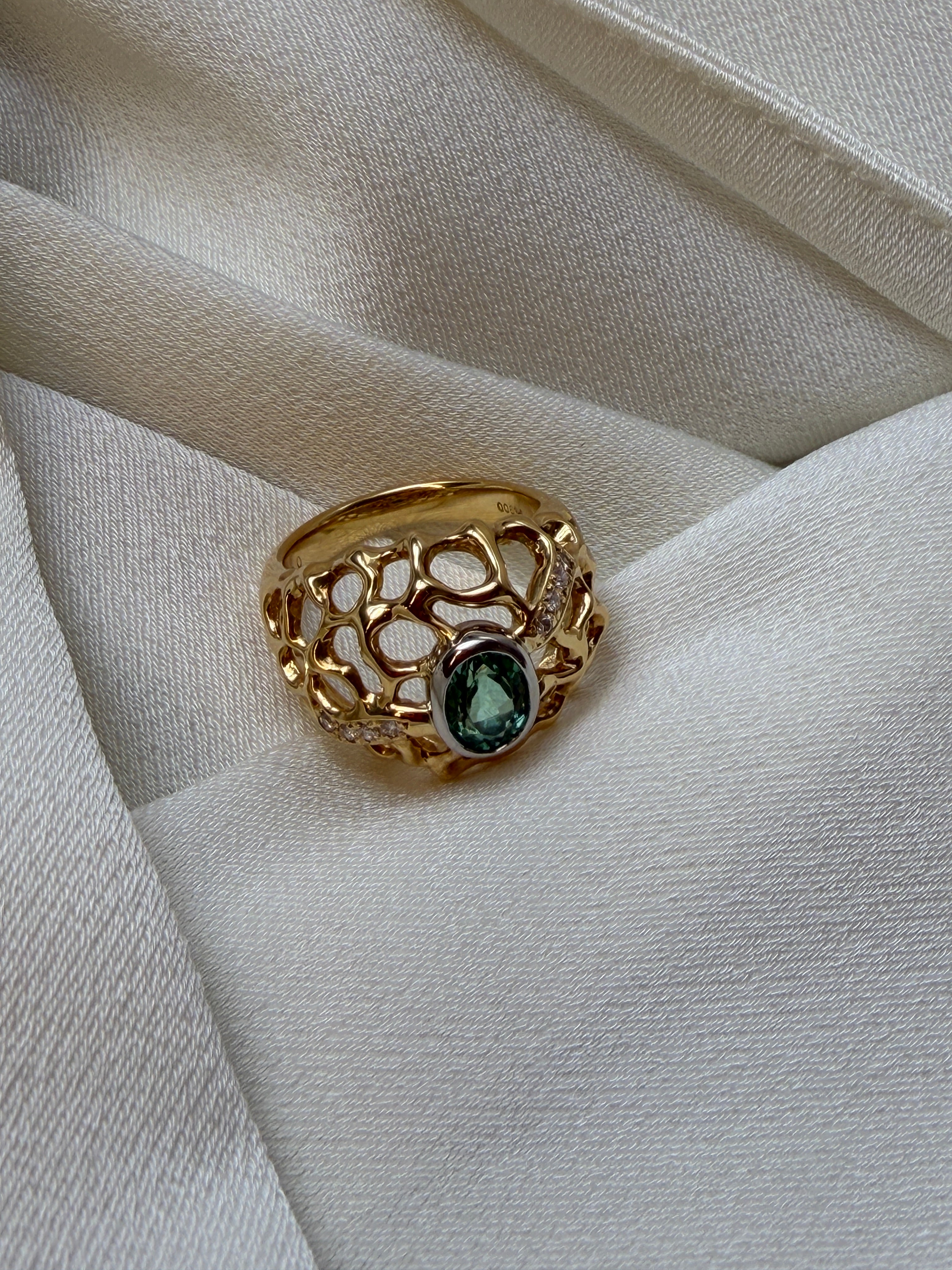 Vintage Ring in K18 Yellow Gold & Diamond with Green Tourmaline