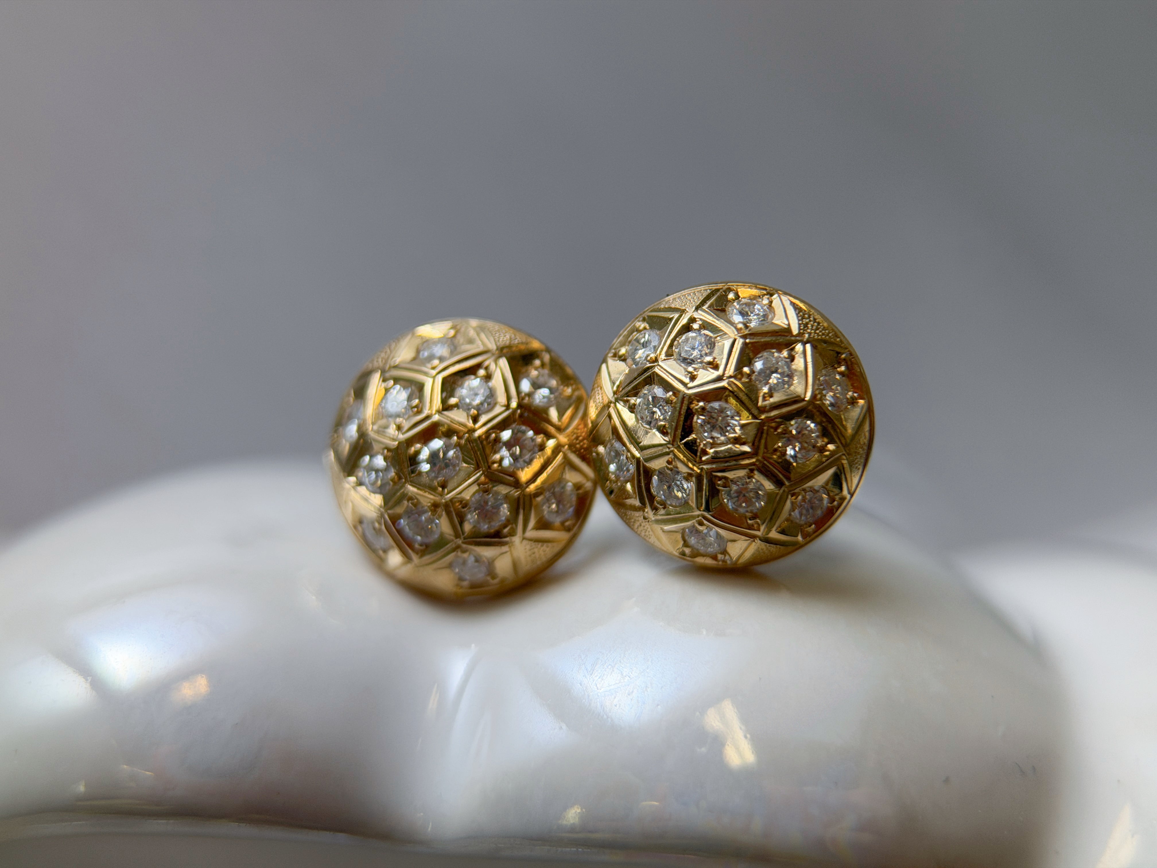 Vintage Round Stud Earrings in K18 Yellow Gold with Diamond