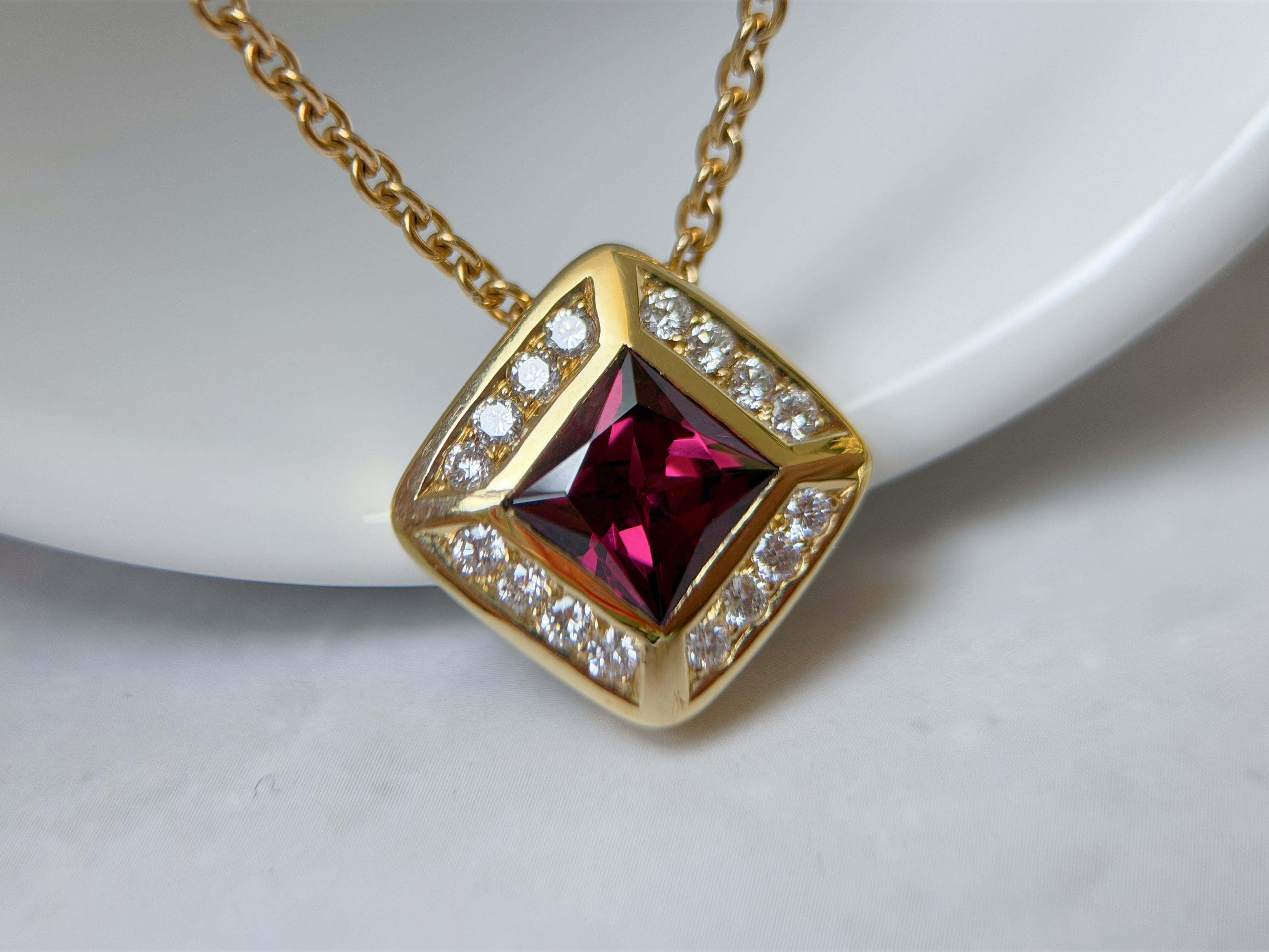 K18 Gold Princess-Cut Garnet Pendant Necklace with Natural Diamonds