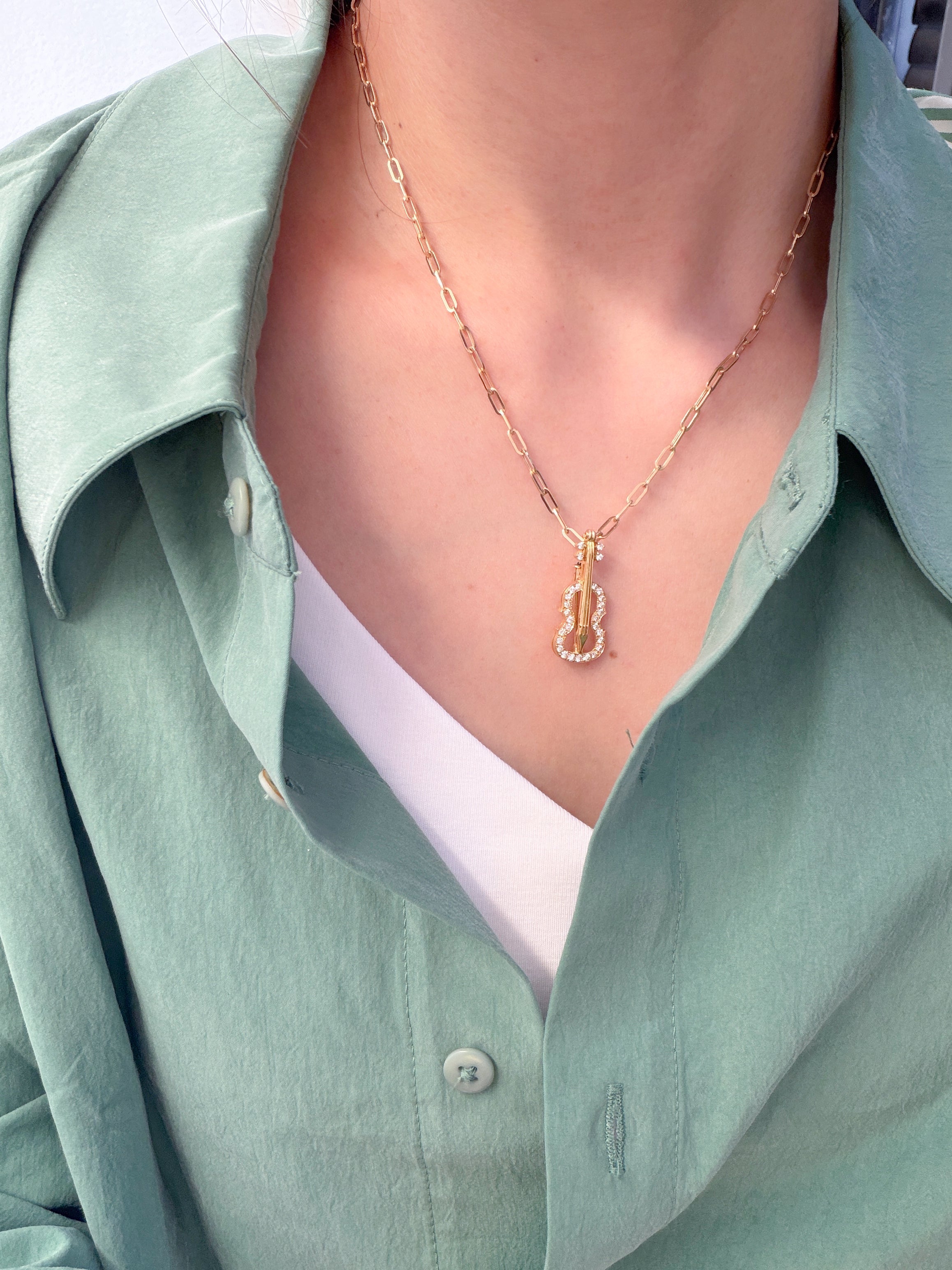 K18 Yellow Gold Pavé Diamond Violin Brooch Pendant