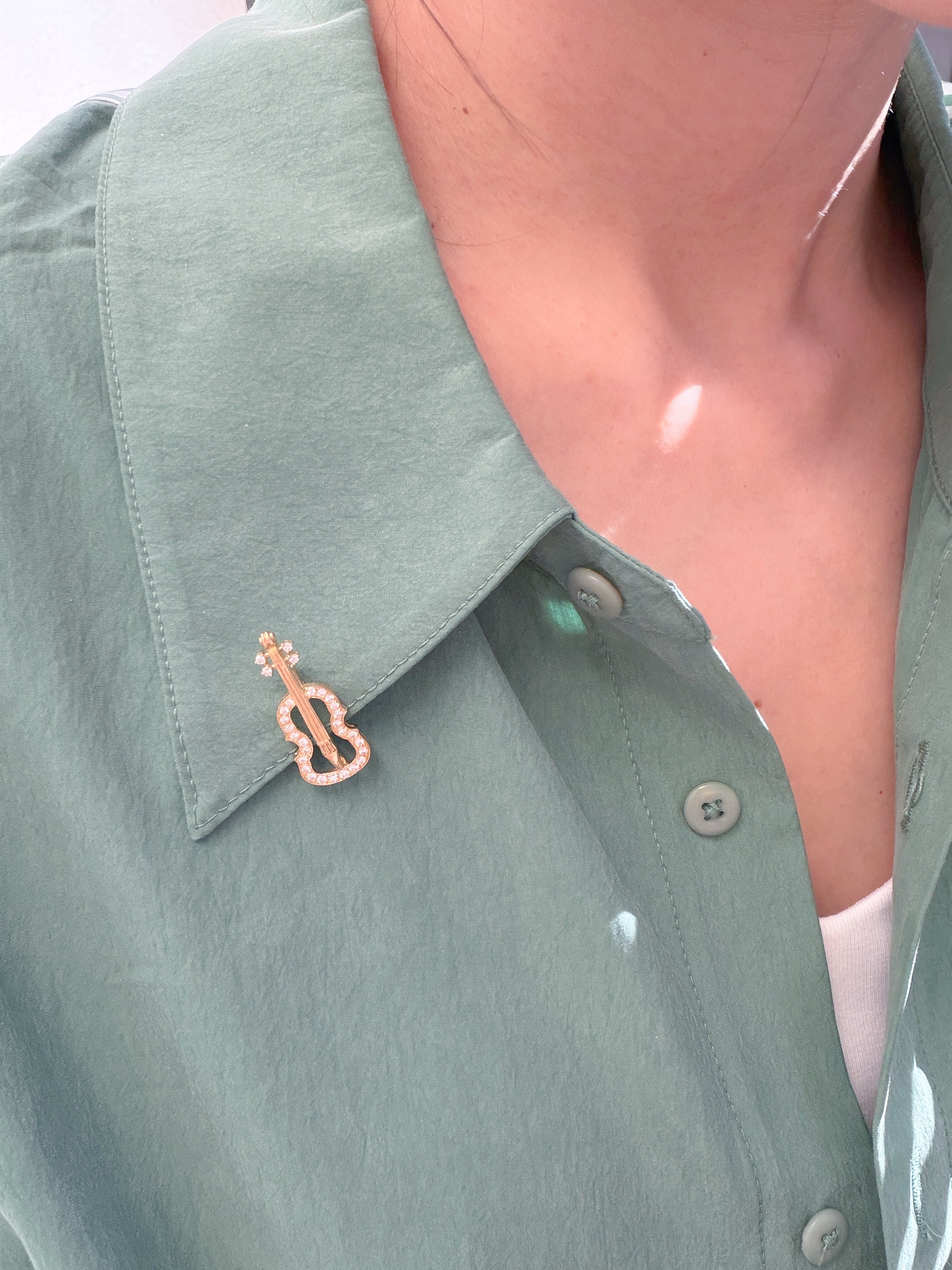 K18 Yellow Gold Pavé Diamond Violin Brooch Pendant