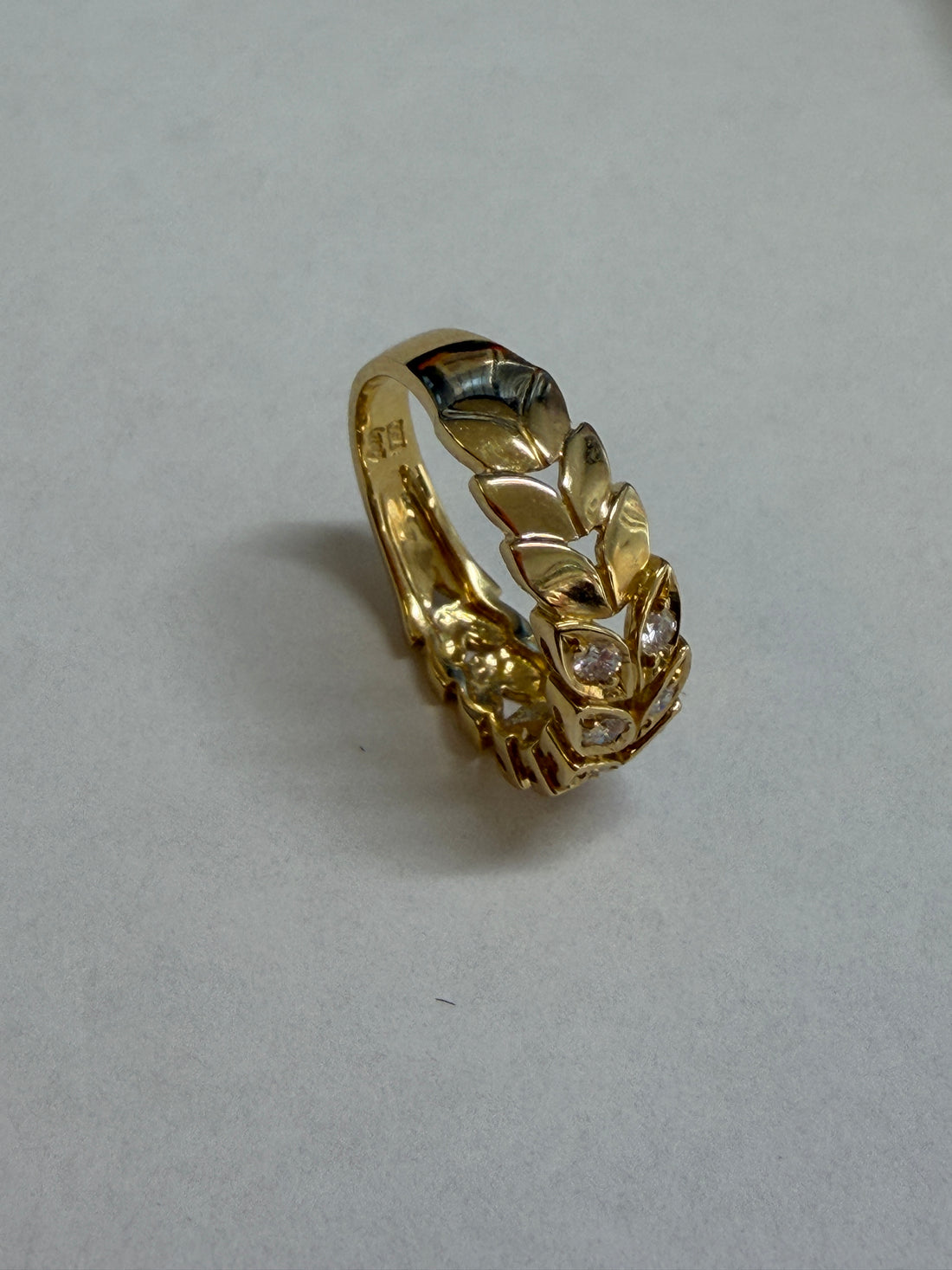 Queen Vintage Laurel Leaf Ring in K18 Yellow Gold with Diamond