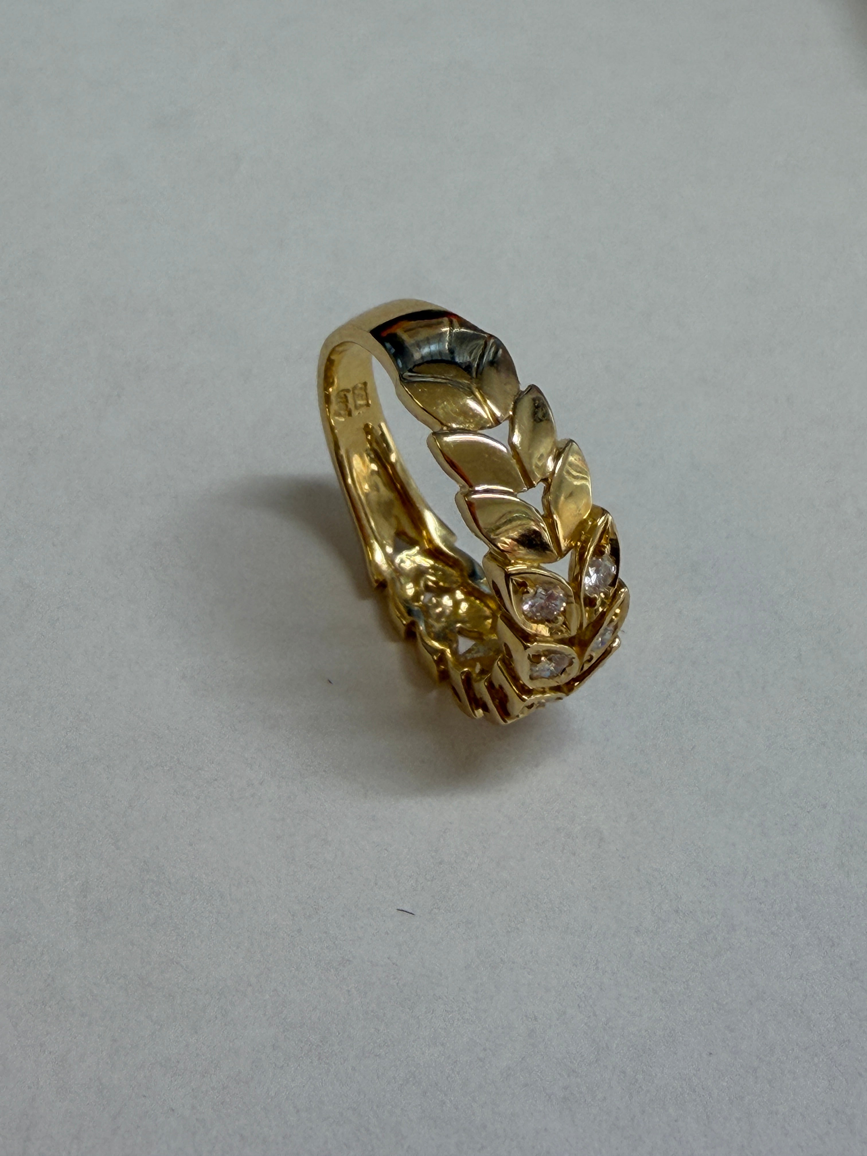Queen Vintage Laurel Leaf Ring in K18 Yellow Gold with Diamond