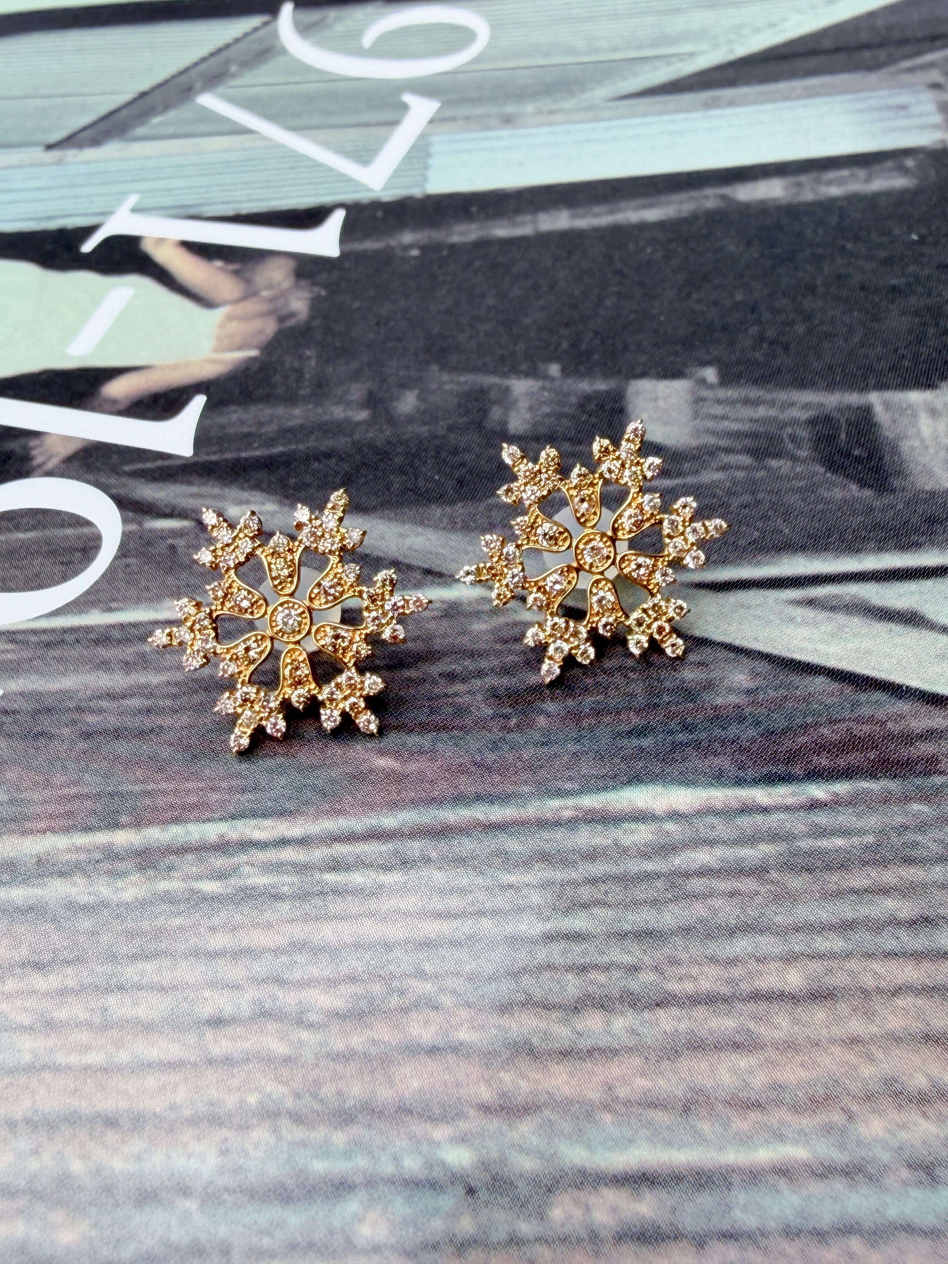Vintage Snowflakes Stud Earrings in K18 Yellow Gold with Diamond