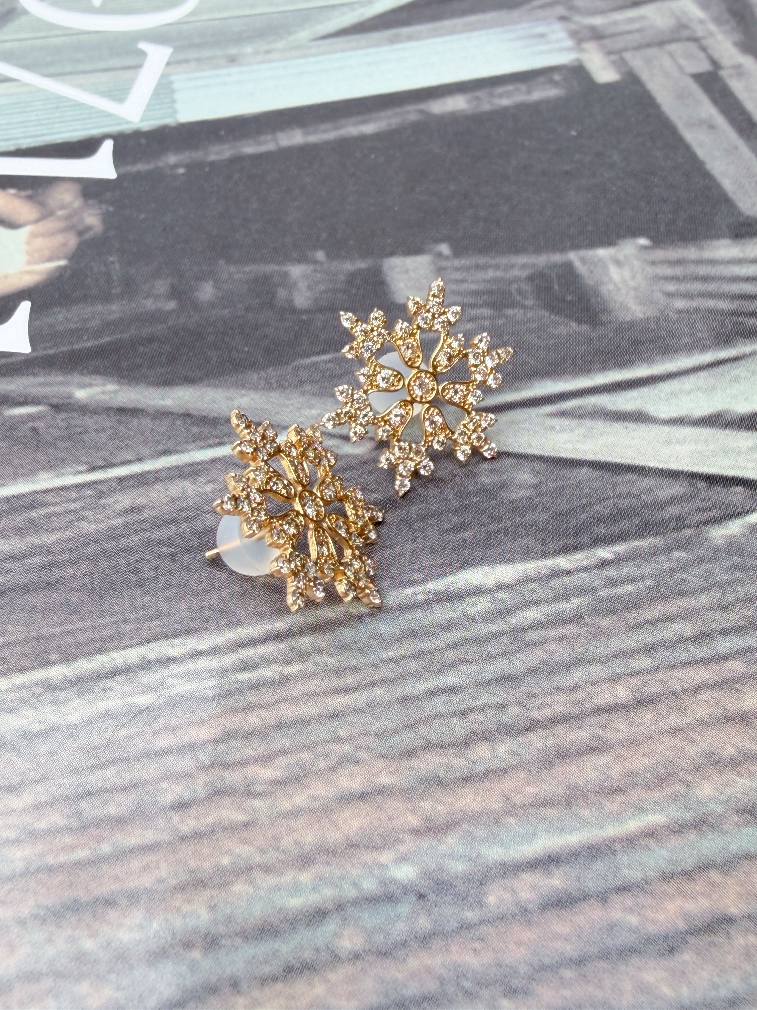 Vintage Snowflakes Stud Earrings in K18 Yellow Gold with Diamond