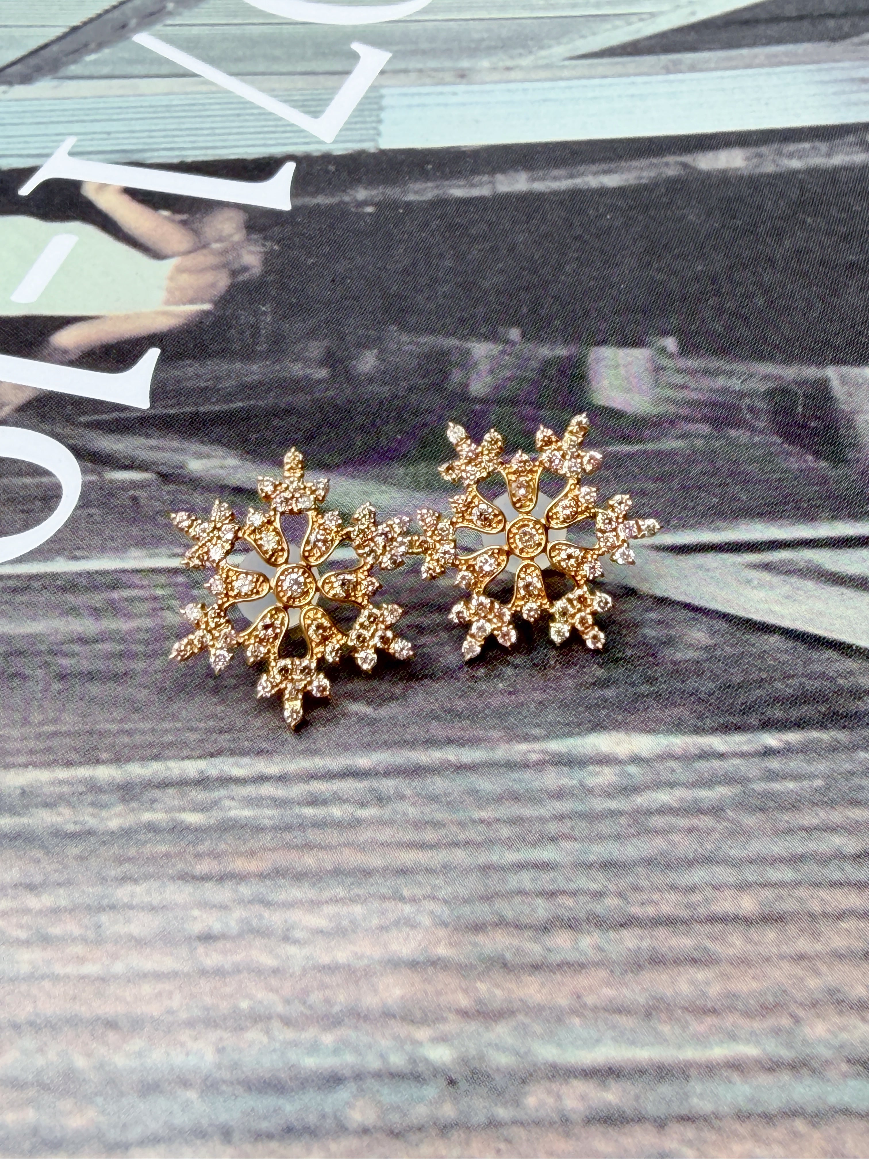 Vintage Snowflakes Stud Earrings in K18 Yellow Gold with Diamond