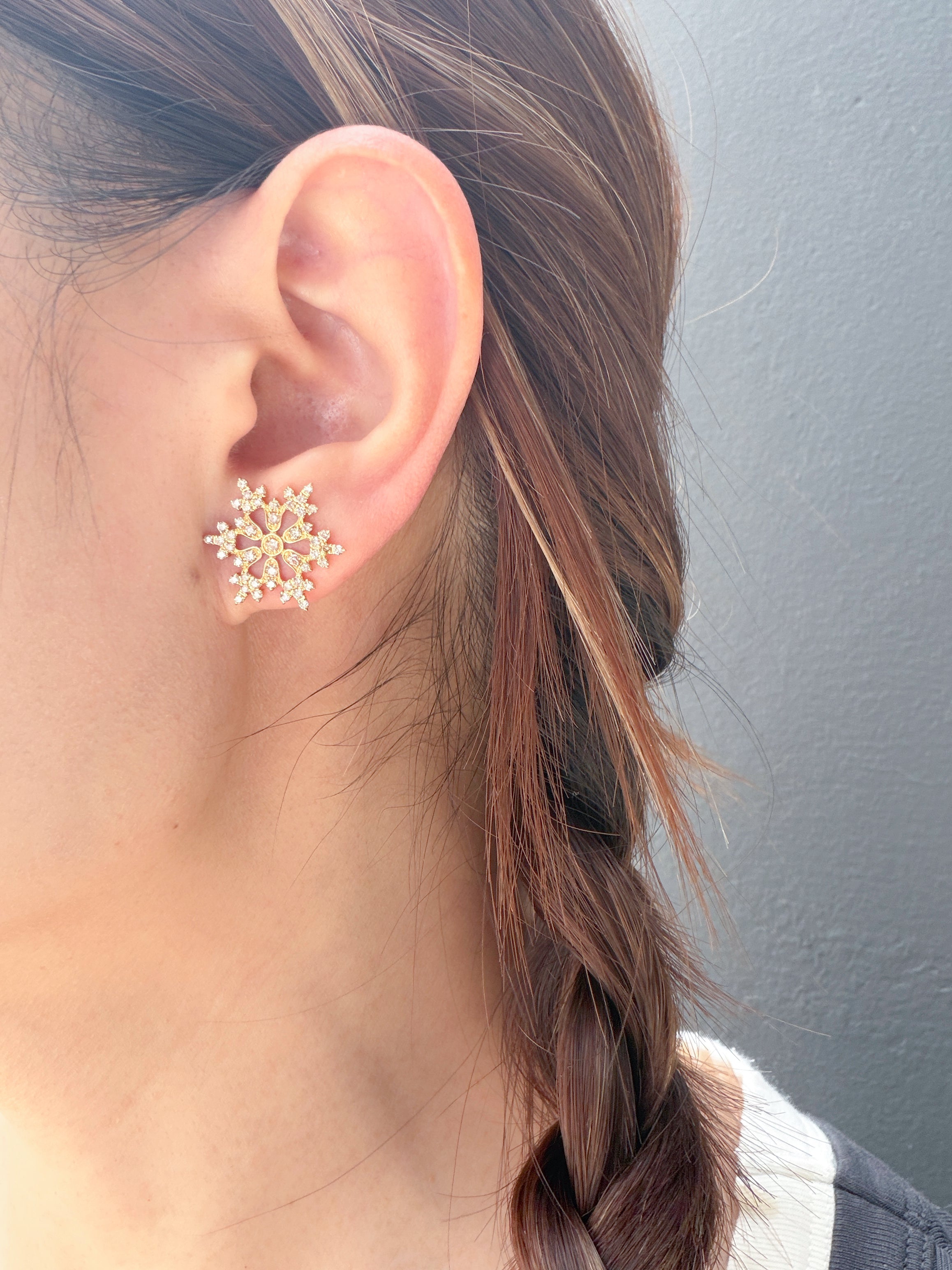 Vintage Snowflakes Stud Earrings in K18 Yellow Gold with Diamond