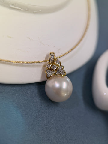 K18 Diamond Bow Pearl Pendant