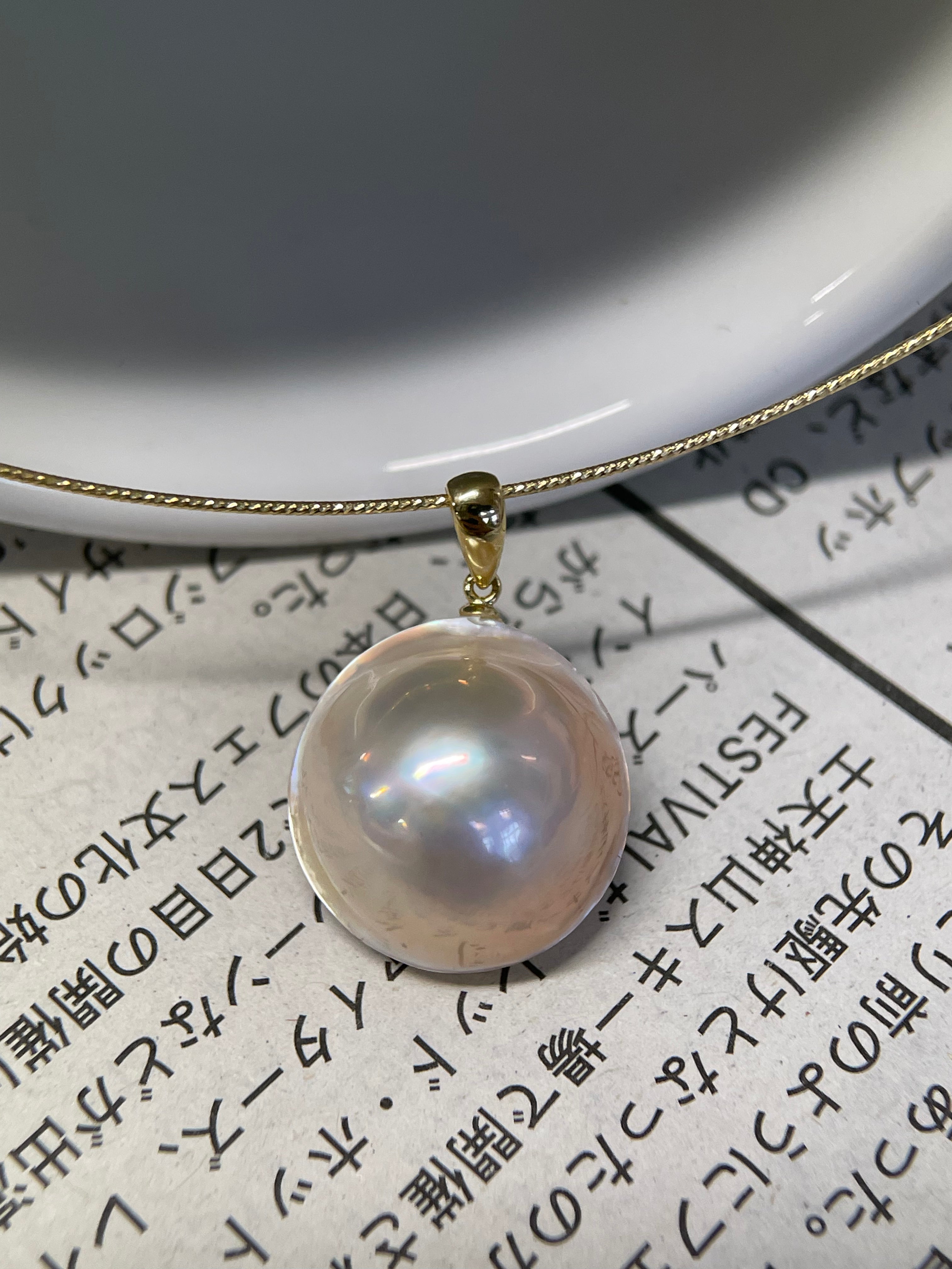 11mm Pink Mabe Pearl Pendant in 18K Gold