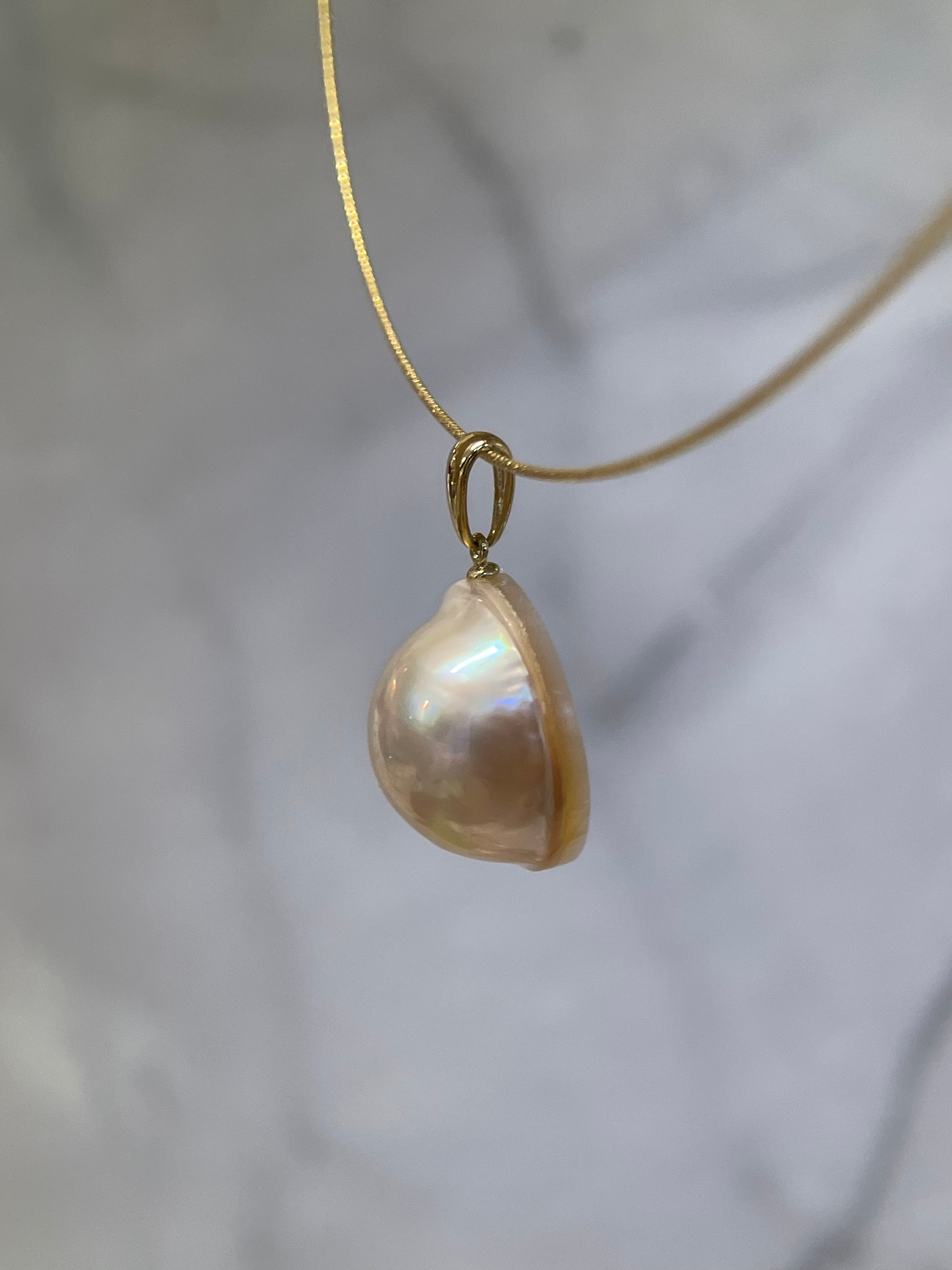 11mm Pink Mabe Pearl Pendant in 18K Gold