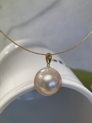 11mm Pink Mabe Pearl Pendant in 18K Gold