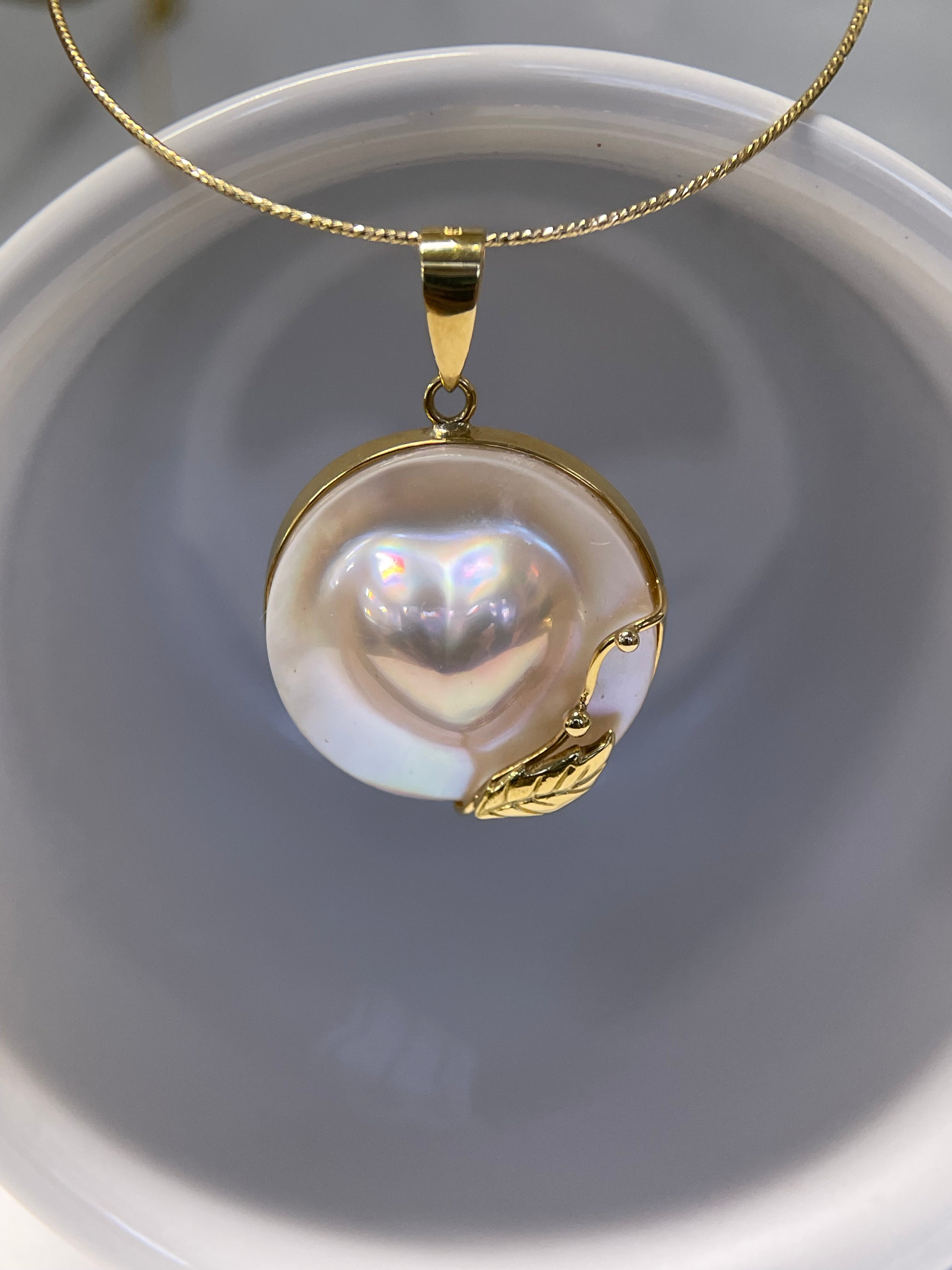 Mabe Pearl Leaf Pendant in 18K Gold