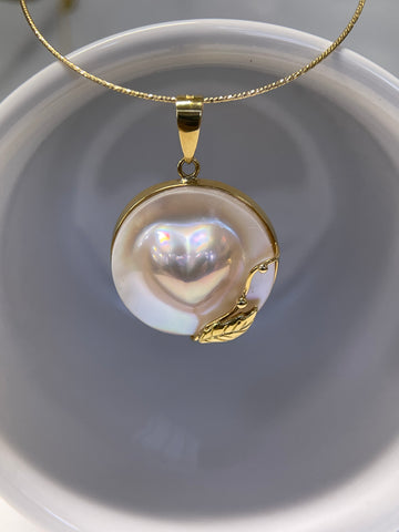 Mabe Pearl Leaf Pendant in 18K Gold
