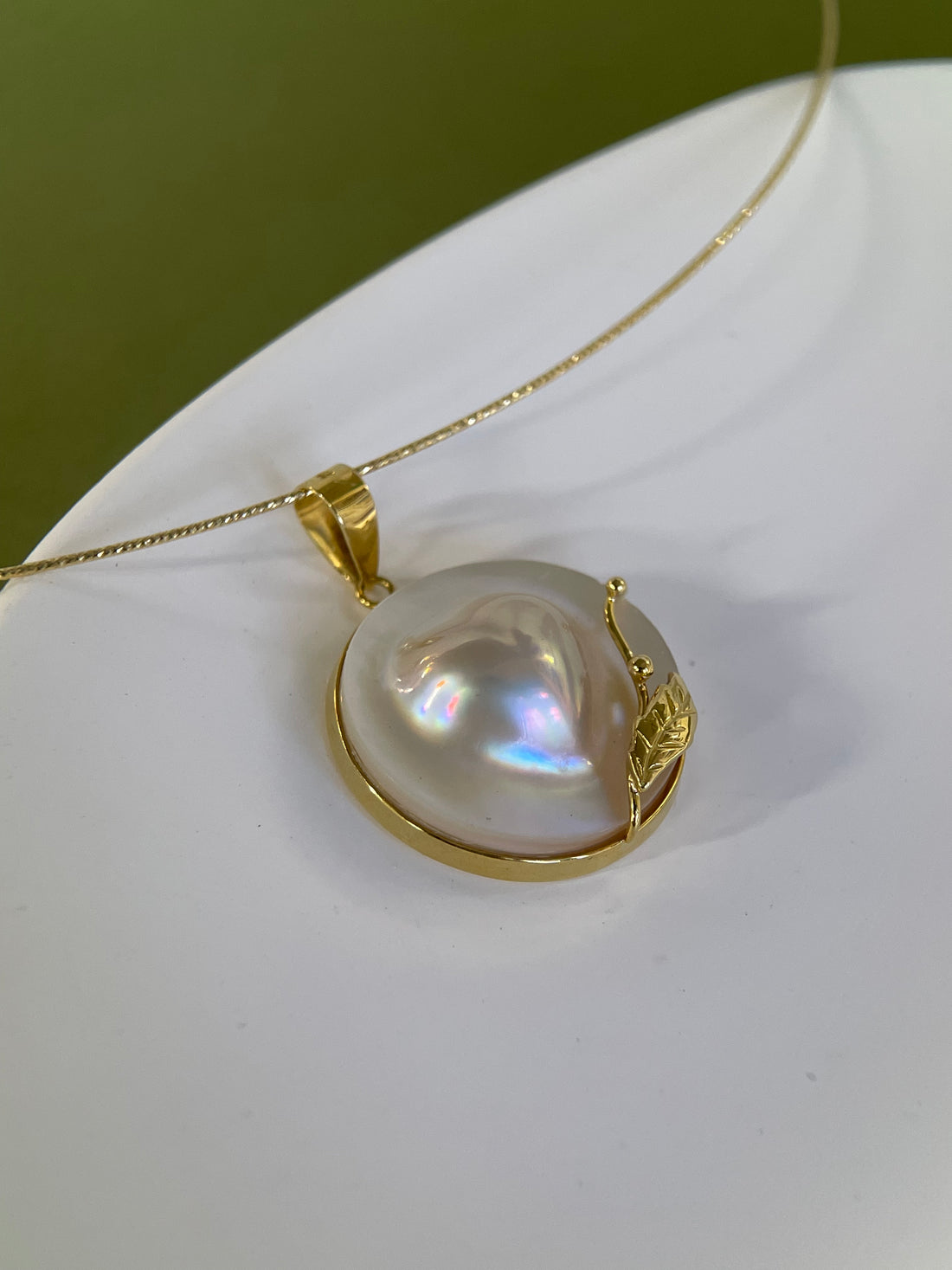 Mabe Pearl Leaf Pendant in 18K Gold