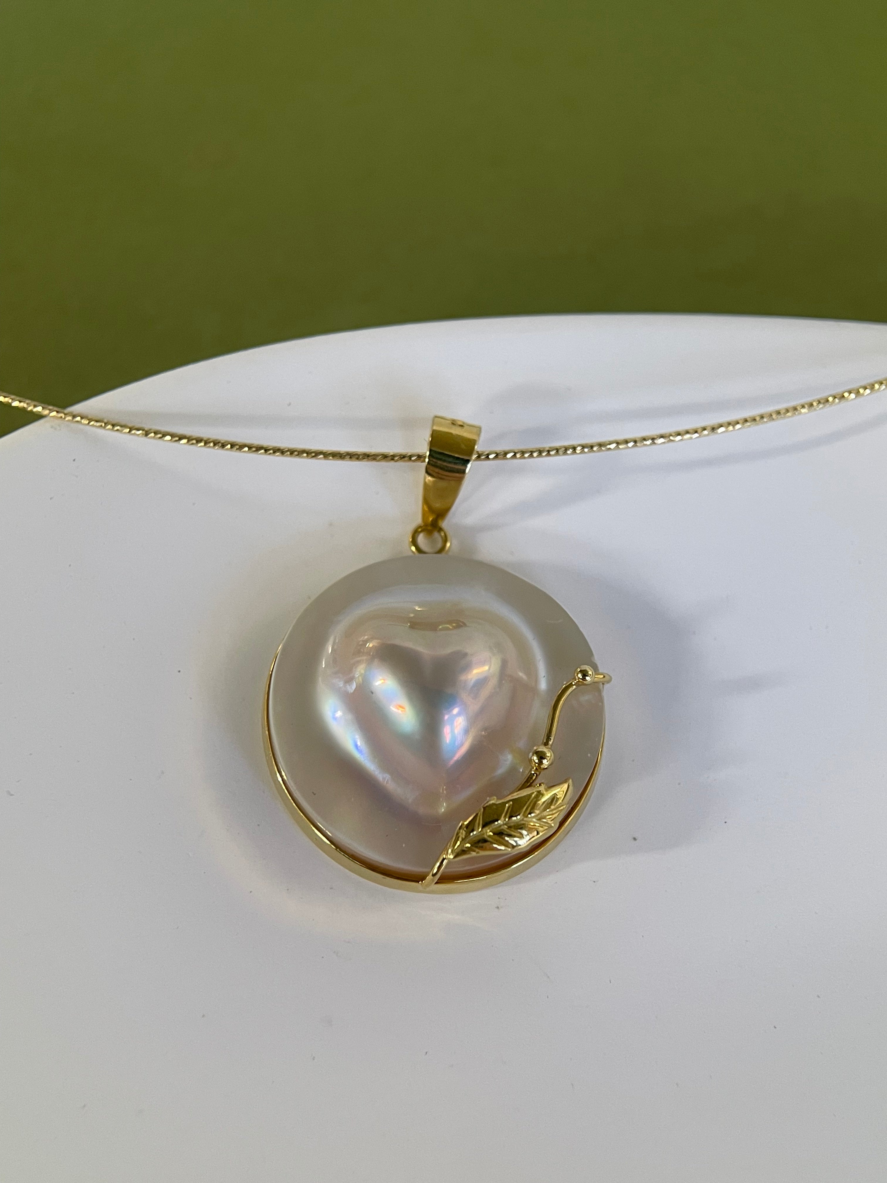 Mabe Pearl Leaf Pendant in 18K Gold